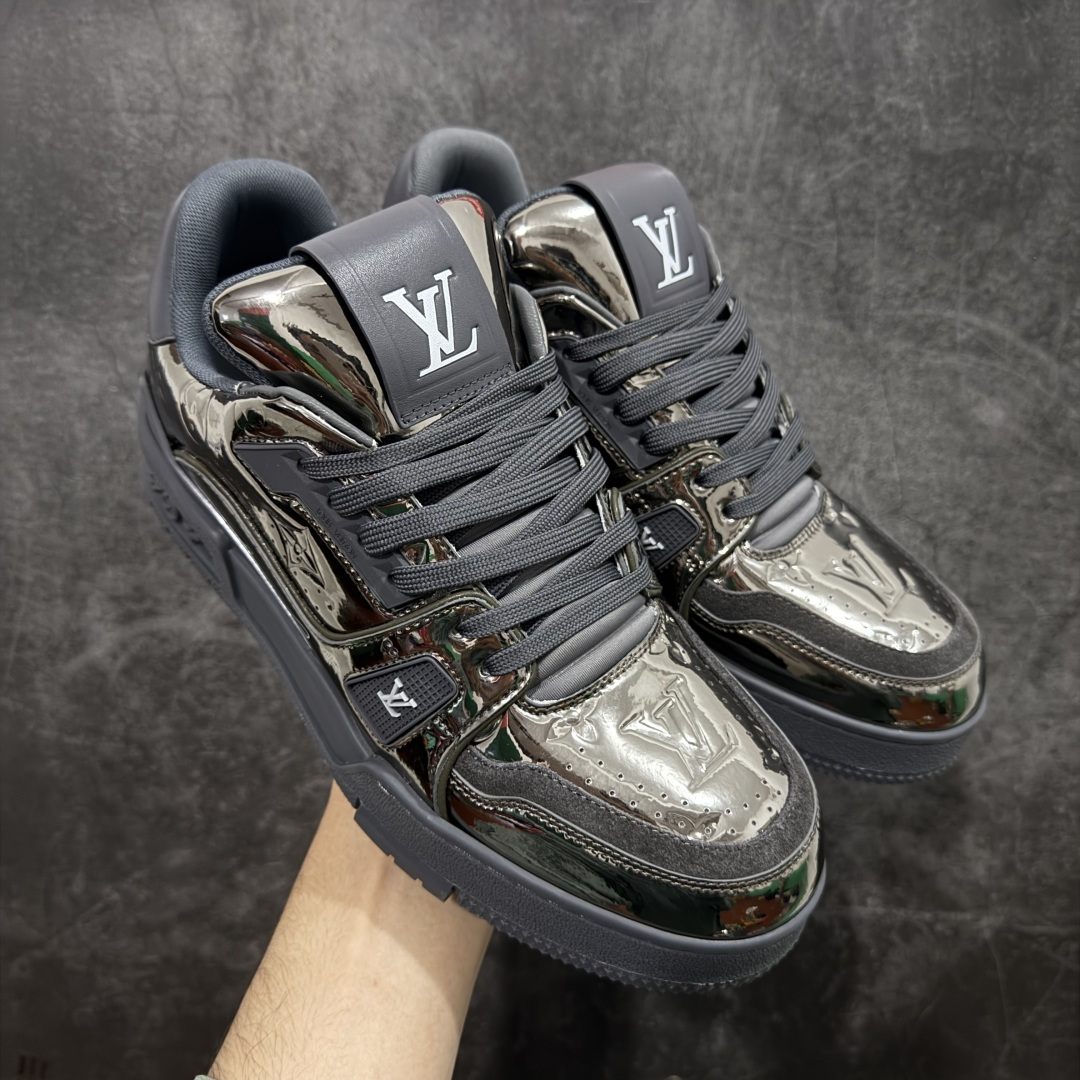 【YS纯原】顶级莞产 LOUIS VUITTON 路易威登 LV Trainer 牛皮革 金属色 ✦ 原楦原纸版开模,鞋型立体饱满 ✦ 零毛边、零溢胶、零线头瑕疵 ✦ 细节与原版一致 区分市面通货 ✦ 多层叠片+电脑针车,针距密度一致 ✦ Monogram浮雕+3D高频压纹 ✦ 多密度发泡中底:支撑回弹媲美专柜 ✦ 原装橡胶大底:含胶量高、纹路深、双拼接零偏差 ✦ ZP级原装包装:专柜款鞋盒+防尘袋+说明书 尺码:39-45-选品中心