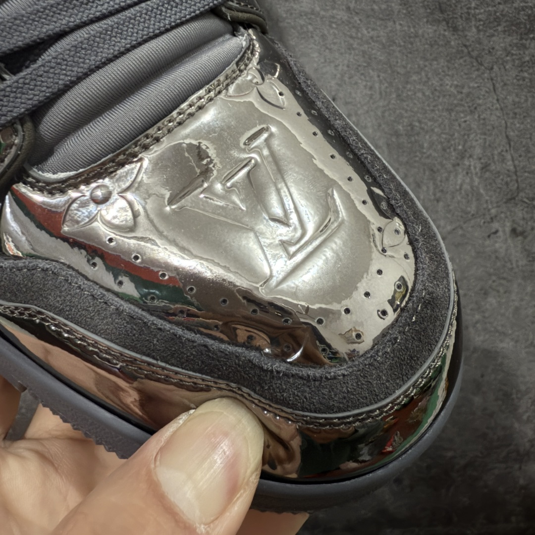 图片[6]-【YS纯原】顶级莞产 LOUIS VUITTON 路易威登 LV Trainer 牛皮革 金属色 ✦ 原楦原纸版开模，鞋型立体饱满 ✦ 零毛边、零溢胶、零线头瑕疵 ✦ 细节与原版一致 区分市面通货 ✦ 多层叠片＋电脑针车，针距密度一致 ✦ Monogram浮雕＋3D高频压纹 ✦ 多密度发泡中底：支撑回弹媲美专柜 ✦ 原装橡胶大底：含胶量高、纹路深、双拼接零偏差 ✦ ZP级原装包装：专柜款鞋盒＋防尘袋＋说明书 尺码：39-45-选品中心