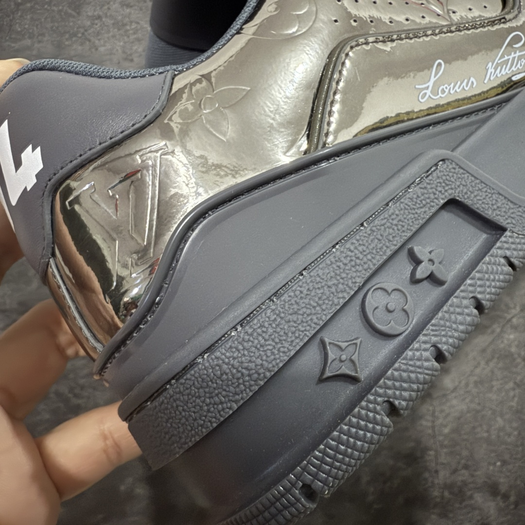 图片[3]-【YS纯原】顶级莞产 LOUIS VUITTON 路易威登 LV Trainer 牛皮革 金属色 ✦ 原楦原纸版开模，鞋型立体饱满 ✦ 零毛边、零溢胶、零线头瑕疵 ✦ 细节与原版一致 区分市面通货 ✦ 多层叠片＋电脑针车，针距密度一致 ✦ Monogram浮雕＋3D高频压纹 ✦ 多密度发泡中底：支撑回弹媲美专柜 ✦ 原装橡胶大底：含胶量高、纹路深、双拼接零偏差 ✦ ZP级原装包装：专柜款鞋盒＋防尘袋＋说明书 尺码：39-45-选品中心