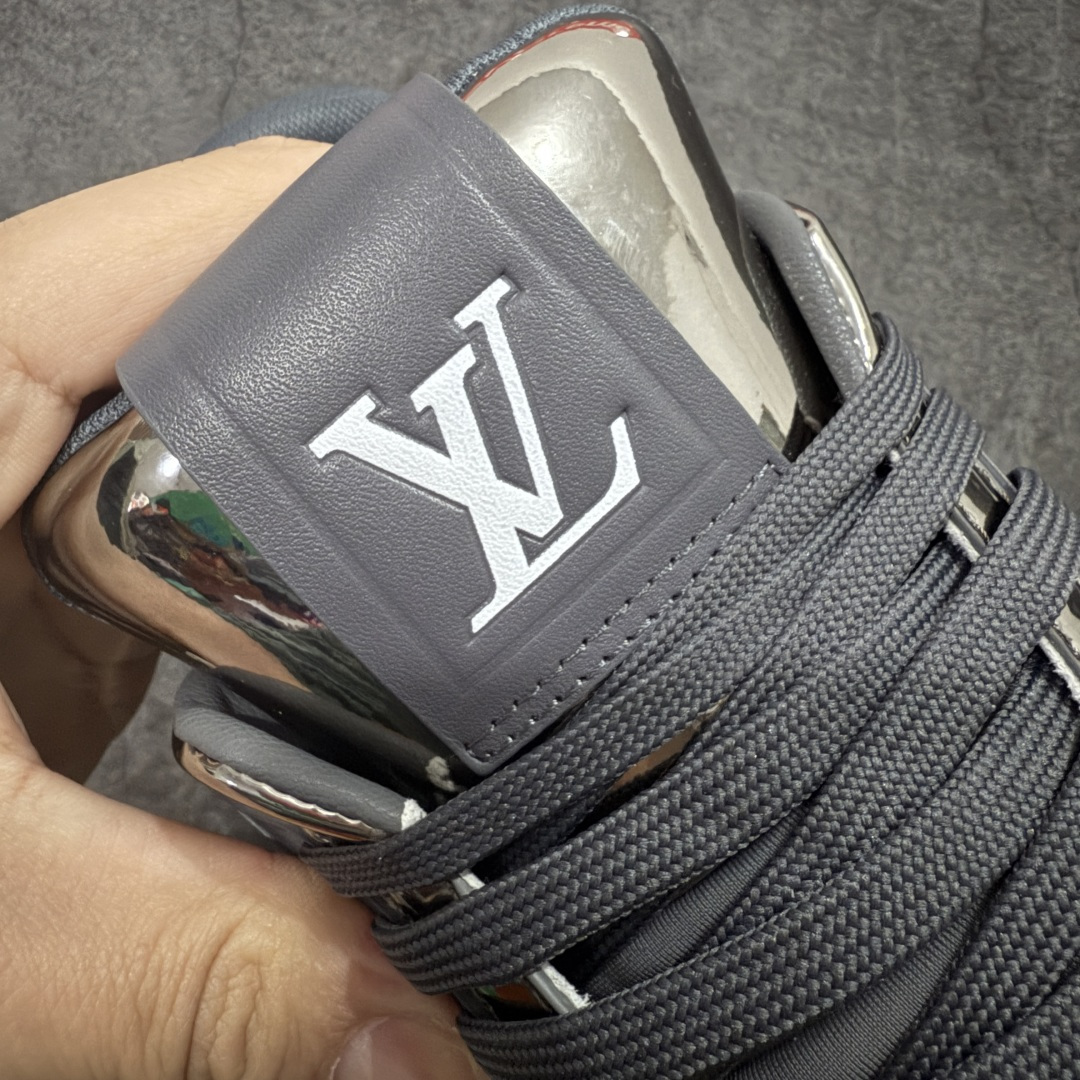 图片[7]-【YS纯原】顶级莞产 LOUIS VUITTON 路易威登 LV Trainer 牛皮革 金属色 ✦ 原楦原纸版开模，鞋型立体饱满 ✦ 零毛边、零溢胶、零线头瑕疵 ✦ 细节与原版一致 区分市面通货 ✦ 多层叠片＋电脑针车，针距密度一致 ✦ Monogram浮雕＋3D高频压纹 ✦ 多密度发泡中底：支撑回弹媲美专柜 ✦ 原装橡胶大底：含胶量高、纹路深、双拼接零偏差 ✦ ZP级原装包装：专柜款鞋盒＋防尘袋＋说明书 尺码：39-45-选品中心