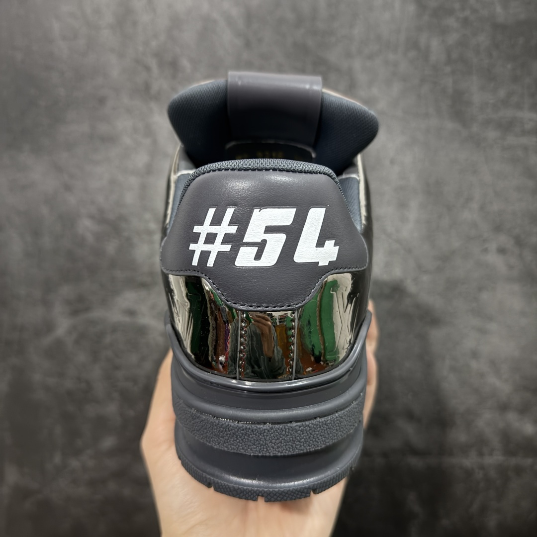 图片[4]-【YS纯原】顶级莞产 LOUIS VUITTON 路易威登 LV Trainer 牛皮革 金属色 ✦ 原楦原纸版开模，鞋型立体饱满 ✦ 零毛边、零溢胶、零线头瑕疵 ✦ 细节与原版一致 区分市面通货 ✦ 多层叠片＋电脑针车，针距密度一致 ✦ Monogram浮雕＋3D高频压纹 ✦ 多密度发泡中底：支撑回弹媲美专柜 ✦ 原装橡胶大底：含胶量高、纹路深、双拼接零偏差 ✦ ZP级原装包装：专柜款鞋盒＋防尘袋＋说明书 尺码：39-45-选品中心