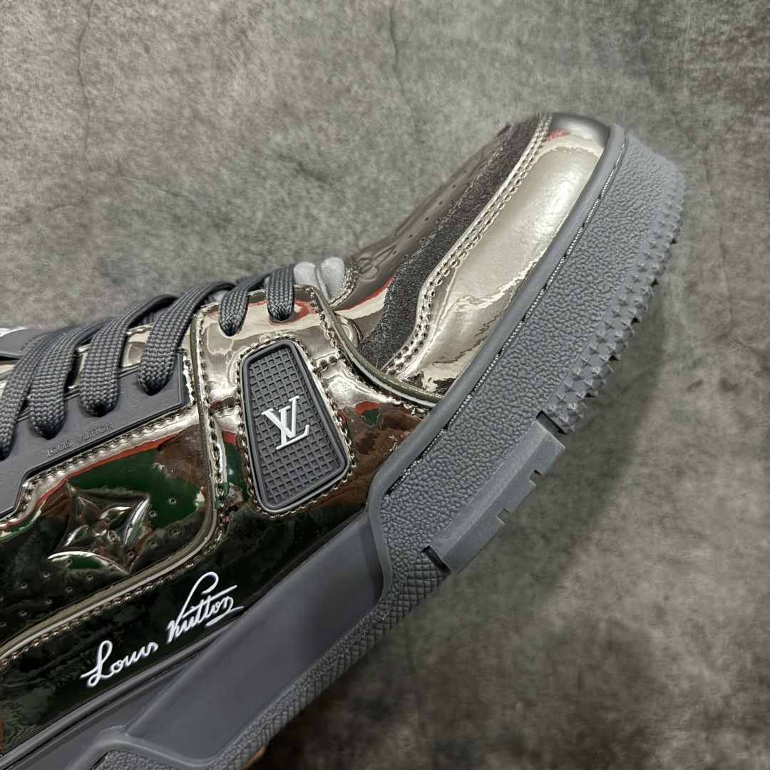 图片[6]-【YS纯原】顶级莞产 LOUIS VUITTON 路易威登 LV Trainer 牛皮革 金属色 ✦ 原楦原纸版开模，鞋型立体饱满 ✦ 零毛边、零溢胶、零线头瑕疵 ✦ 细节与原版一致 区分市面通货 ✦ 多层叠片＋电脑针车，针距密度一致 ✦ Monogram浮雕＋3D高频压纹 ✦ 多密度发泡中底：支撑回弹媲美专柜 ✦ 原装橡胶大底：含胶量高、纹路深、双拼接零偏差 ✦ ZP级原装包装：专柜款鞋盒＋防尘袋＋说明书 尺码：39-45-选品中心