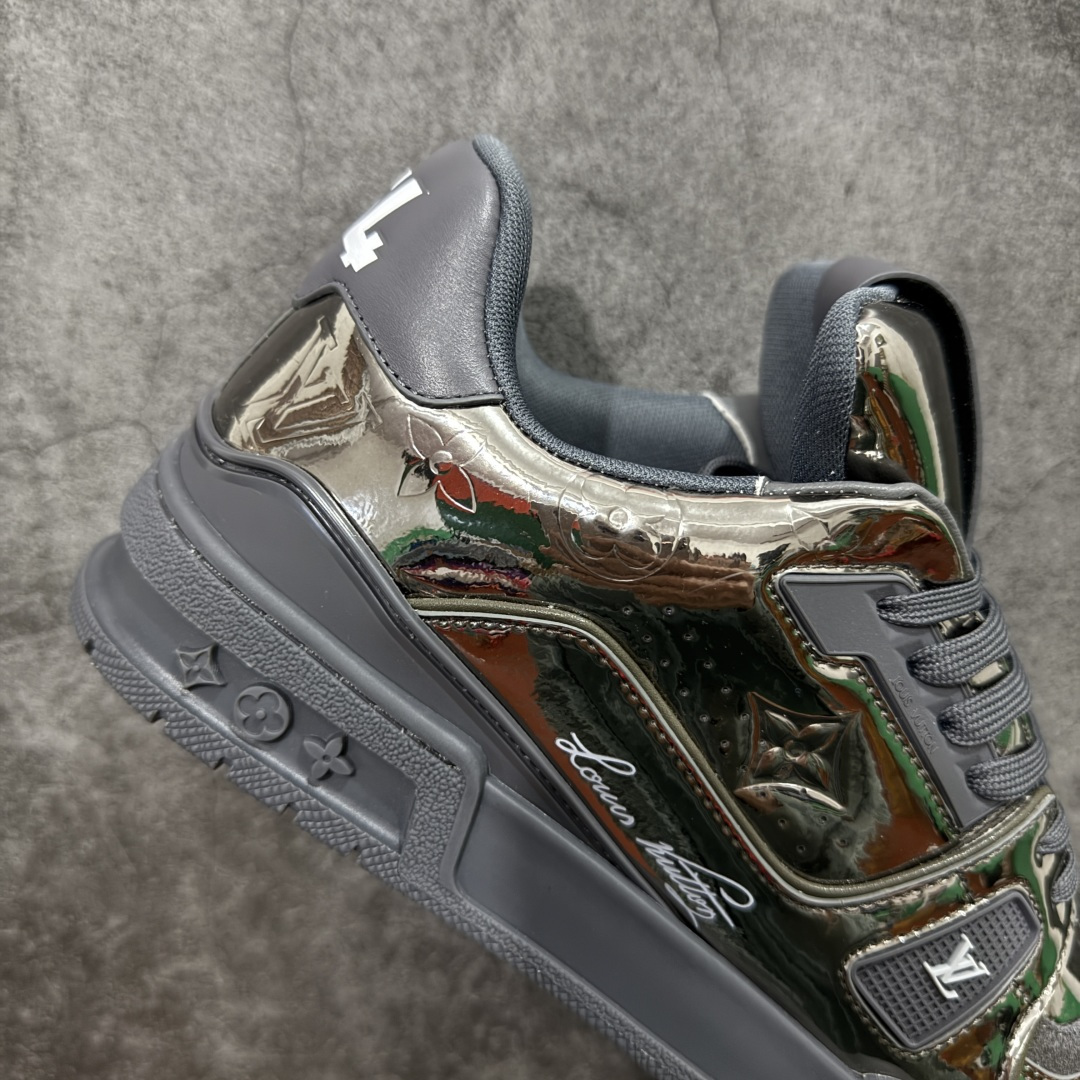 图片[7]-【YS纯原】顶级莞产 LOUIS VUITTON 路易威登 LV Trainer 牛皮革 金属色 ✦ 原楦原纸版开模，鞋型立体饱满 ✦ 零毛边、零溢胶、零线头瑕疵 ✦ 细节与原版一致 区分市面通货 ✦ 多层叠片＋电脑针车，针距密度一致 ✦ Monogram浮雕＋3D高频压纹 ✦ 多密度发泡中底：支撑回弹媲美专柜 ✦ 原装橡胶大底：含胶量高、纹路深、双拼接零偏差 ✦ ZP级原装包装：专柜款鞋盒＋防尘袋＋说明书 尺码：39-45-选品中心