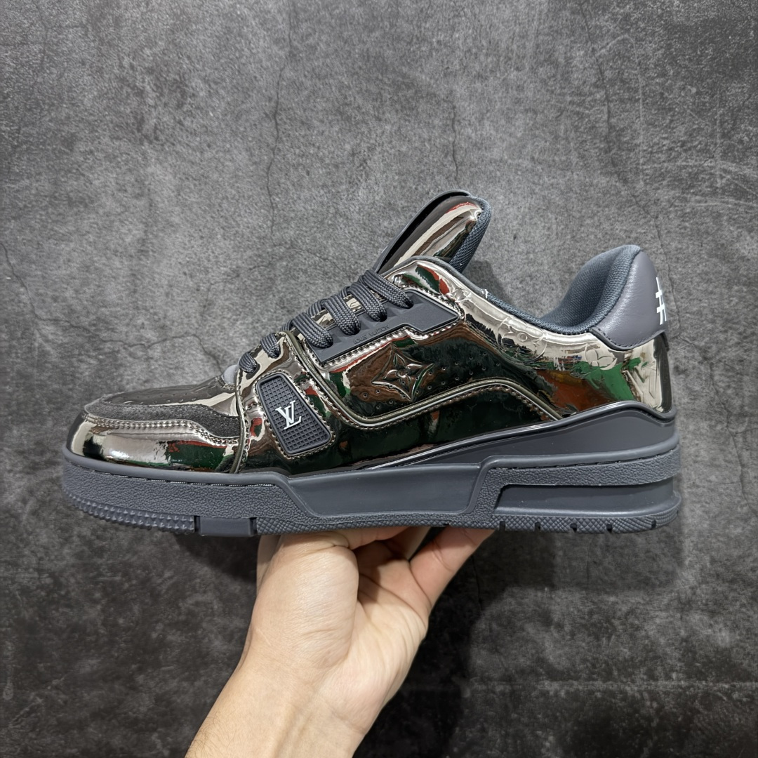 图片[2]-【YS纯原】顶级莞产 LOUIS VUITTON 路易威登 LV Trainer 牛皮革 金属色 ✦ 原楦原纸版开模，鞋型立体饱满 ✦ 零毛边、零溢胶、零线头瑕疵 ✦ 细节与原版一致 区分市面通货 ✦ 多层叠片＋电脑针车，针距密度一致 ✦ Monogram浮雕＋3D高频压纹 ✦ 多密度发泡中底：支撑回弹媲美专柜 ✦ 原装橡胶大底：含胶量高、纹路深、双拼接零偏差 ✦ ZP级原装包装：专柜款鞋盒＋防尘袋＋说明书 尺码：39-45-选品中心