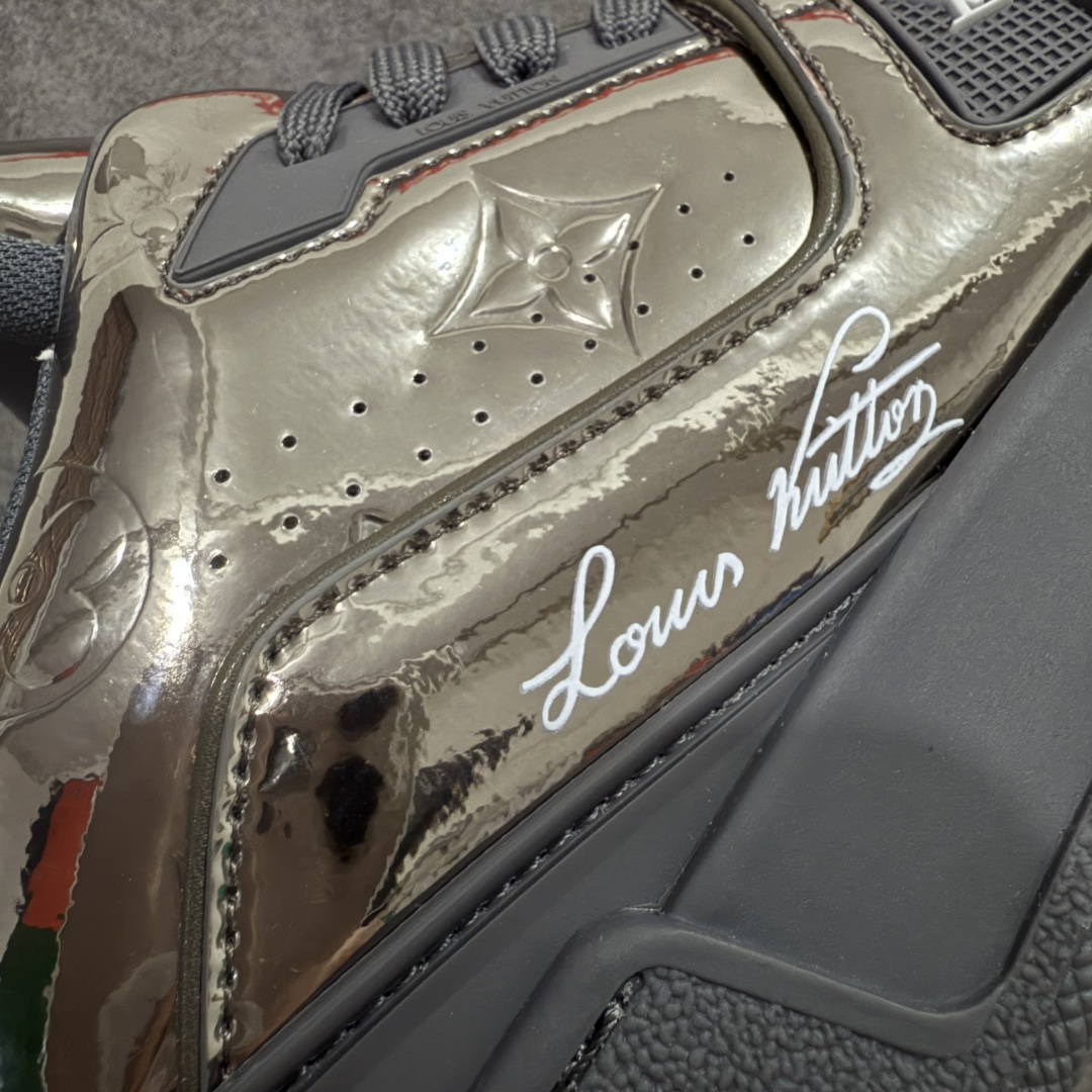 图片[4]-【YS纯原】顶级莞产 LOUIS VUITTON 路易威登 LV Trainer 牛皮革 金属色 ✦ 原楦原纸版开模，鞋型立体饱满 ✦ 零毛边、零溢胶、零线头瑕疵 ✦ 细节与原版一致 区分市面通货 ✦ 多层叠片＋电脑针车，针距密度一致 ✦ Monogram浮雕＋3D高频压纹 ✦ 多密度发泡中底：支撑回弹媲美专柜 ✦ 原装橡胶大底：含胶量高、纹路深、双拼接零偏差 ✦ ZP级原装包装：专柜款鞋盒＋防尘袋＋说明书 尺码：39-45-选品中心