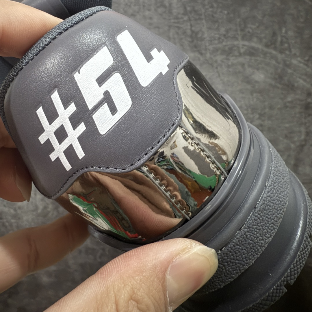 图片[2]-【YS纯原】顶级莞产 LOUIS VUITTON 路易威登 LV Trainer 牛皮革 金属色 ✦ 原楦原纸版开模，鞋型立体饱满 ✦ 零毛边、零溢胶、零线头瑕疵 ✦ 细节与原版一致 区分市面通货 ✦ 多层叠片＋电脑针车，针距密度一致 ✦ Monogram浮雕＋3D高频压纹 ✦ 多密度发泡中底：支撑回弹媲美专柜 ✦ 原装橡胶大底：含胶量高、纹路深、双拼接零偏差 ✦ ZP级原装包装：专柜款鞋盒＋防尘袋＋说明书 尺码：39-45-选品中心