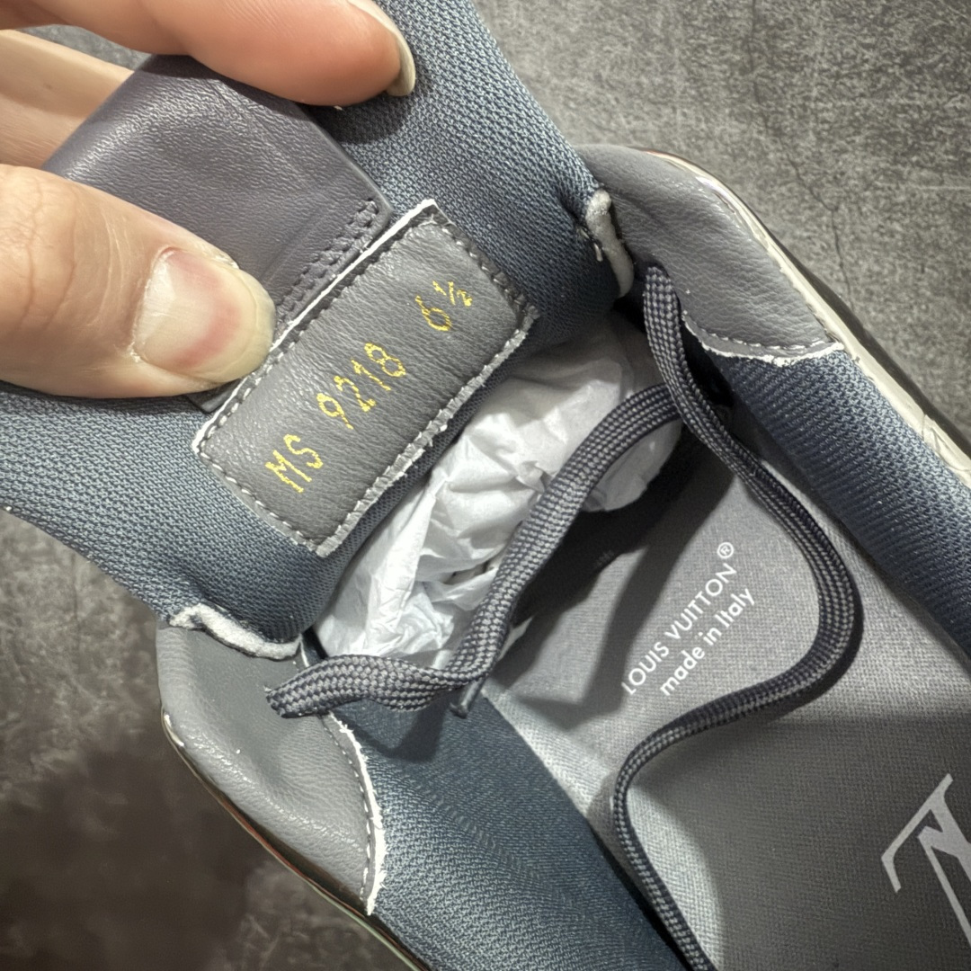 图片[8]-【YS纯原】顶级莞产 LOUIS VUITTON 路易威登 LV Trainer 牛皮革 金属色 ✦ 原楦原纸版开模，鞋型立体饱满 ✦ 零毛边、零溢胶、零线头瑕疵 ✦ 细节与原版一致 区分市面通货 ✦ 多层叠片＋电脑针车，针距密度一致 ✦ Monogram浮雕＋3D高频压纹 ✦ 多密度发泡中底：支撑回弹媲美专柜 ✦ 原装橡胶大底：含胶量高、纹路深、双拼接零偏差 ✦ ZP级原装包装：专柜款鞋盒＋防尘袋＋说明书 尺码：39-45-选品中心