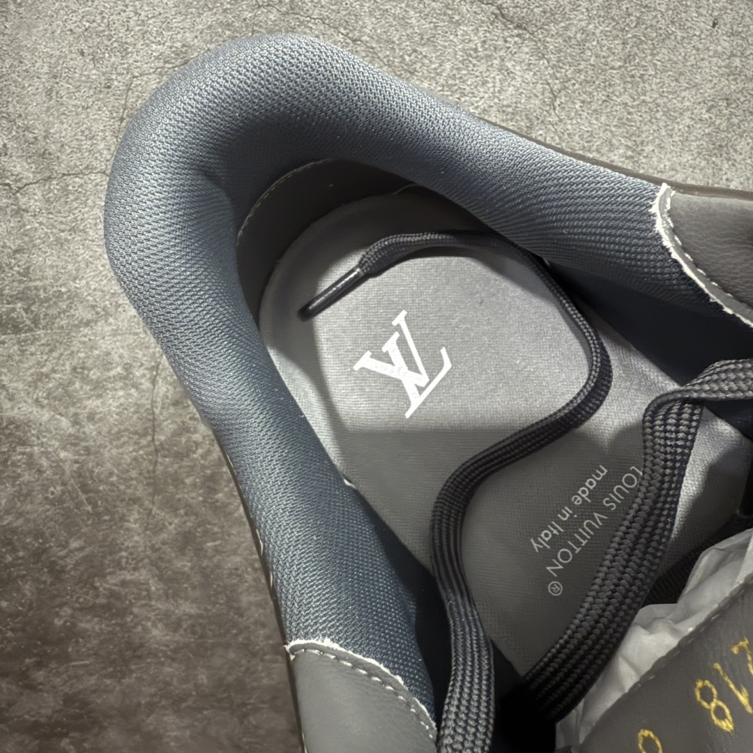 图片[9]-【YS纯原】顶级莞产 LOUIS VUITTON 路易威登 LV Trainer 牛皮革 金属色 ✦ 原楦原纸版开模，鞋型立体饱满 ✦ 零毛边、零溢胶、零线头瑕疵 ✦ 细节与原版一致 区分市面通货 ✦ 多层叠片＋电脑针车，针距密度一致 ✦ Monogram浮雕＋3D高频压纹 ✦ 多密度发泡中底：支撑回弹媲美专柜 ✦ 原装橡胶大底：含胶量高、纹路深、双拼接零偏差 ✦ ZP级原装包装：专柜款鞋盒＋防尘袋＋说明书 尺码：39-45-选品中心