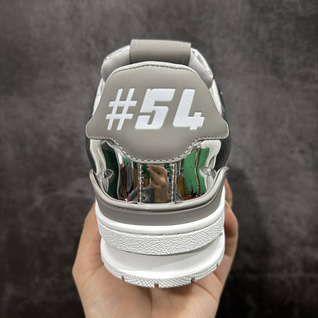 图片[4]-【YS纯原】顶级莞产 LOUIS VUITTON 路易威登 LV Trainer 牛皮革 金属色 ✦ 原楦原纸版开模，鞋型立体饱满 ✦ 零毛边、零溢胶、零线头瑕疵 ✦ 细节与原版一致 区分市面通货 ✦ 多层叠片＋电脑针车，针距密度一致 ✦ Monogram浮雕＋3D高频压纹 ✦ 多密度发泡中底：支撑回弹媲美专柜 ✦ 原装橡胶大底：含胶量高、纹路深、双拼接零偏差 ✦ ZP级原装包装：专柜款鞋盒＋防尘袋＋说明书 尺码：39-45-选品中心