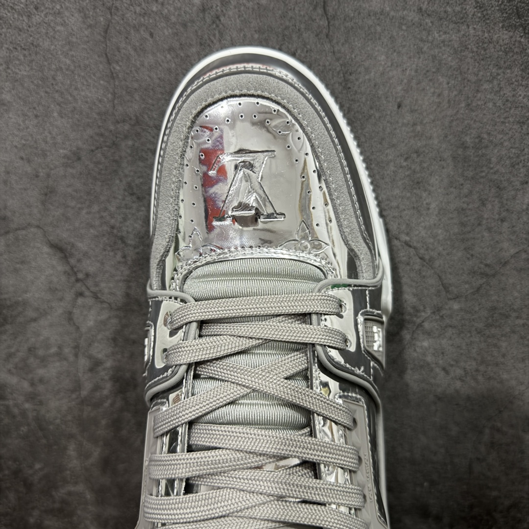图片[5]-【YS纯原】顶级莞产 LOUIS VUITTON 路易威登 LV Trainer 牛皮革 金属色 ✦ 原楦原纸版开模，鞋型立体饱满 ✦ 零毛边、零溢胶、零线头瑕疵 ✦ 细节与原版一致 区分市面通货 ✦ 多层叠片＋电脑针车，针距密度一致 ✦ Monogram浮雕＋3D高频压纹 ✦ 多密度发泡中底：支撑回弹媲美专柜 ✦ 原装橡胶大底：含胶量高、纹路深、双拼接零偏差 ✦ ZP级原装包装：专柜款鞋盒＋防尘袋＋说明书 尺码：39-45-选品中心
