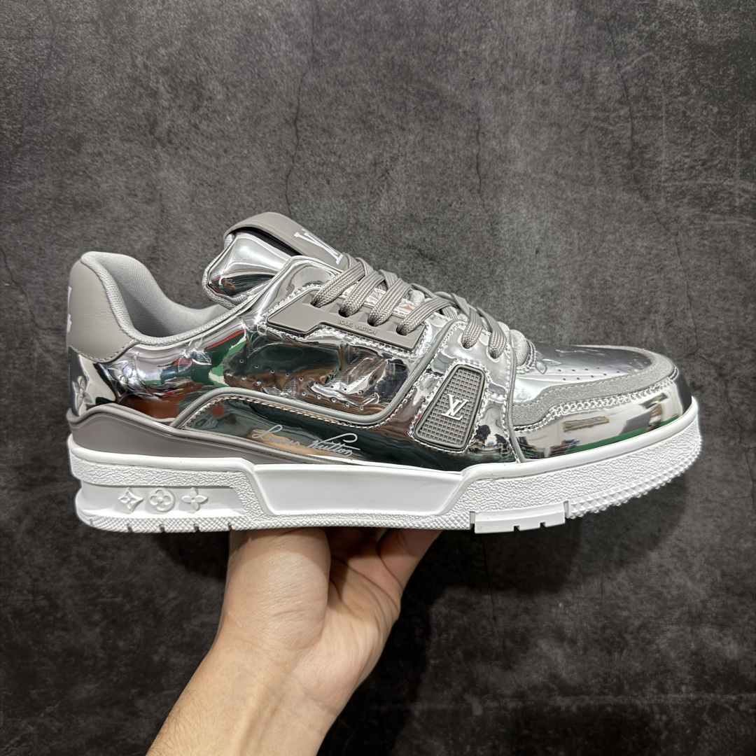 【YS纯原】顶级莞产 LOUIS VUITTON 路易威登 LV Trainer 牛皮革 金属色 ✦ 原楦原纸版开模,鞋型立体饱满 ✦ 零毛边、零溢胶、零线头瑕疵 ✦ 细节与原版一致 区分市面通货 ✦ 多层叠片+电脑针车,针距密度一致 ✦ Monogram浮雕+3D高频压纹 ✦ 多密度发泡中底:支撑回弹媲美专柜 ✦ 原装橡胶大底:含胶量高、纹路深、双拼接零偏差 ✦ ZP级原装包装:专柜款鞋盒+防尘袋+说明书 尺码:39-45-选品中心