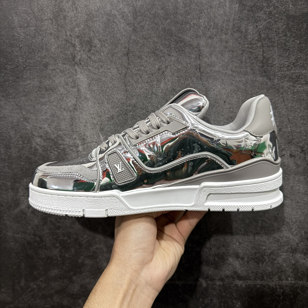 图片[2]-【YS纯原】顶级莞产 LOUIS VUITTON 路易威登 LV Trainer 牛皮革 金属色 ✦ 原楦原纸版开模，鞋型立体饱满 ✦ 零毛边、零溢胶、零线头瑕疵 ✦ 细节与原版一致 区分市面通货 ✦ 多层叠片＋电脑针车，针距密度一致 ✦ Monogram浮雕＋3D高频压纹 ✦ 多密度发泡中底：支撑回弹媲美专柜 ✦ 原装橡胶大底：含胶量高、纹路深、双拼接零偏差 ✦ ZP级原装包装：专柜款鞋盒＋防尘袋＋说明书 尺码：39-45-选品中心