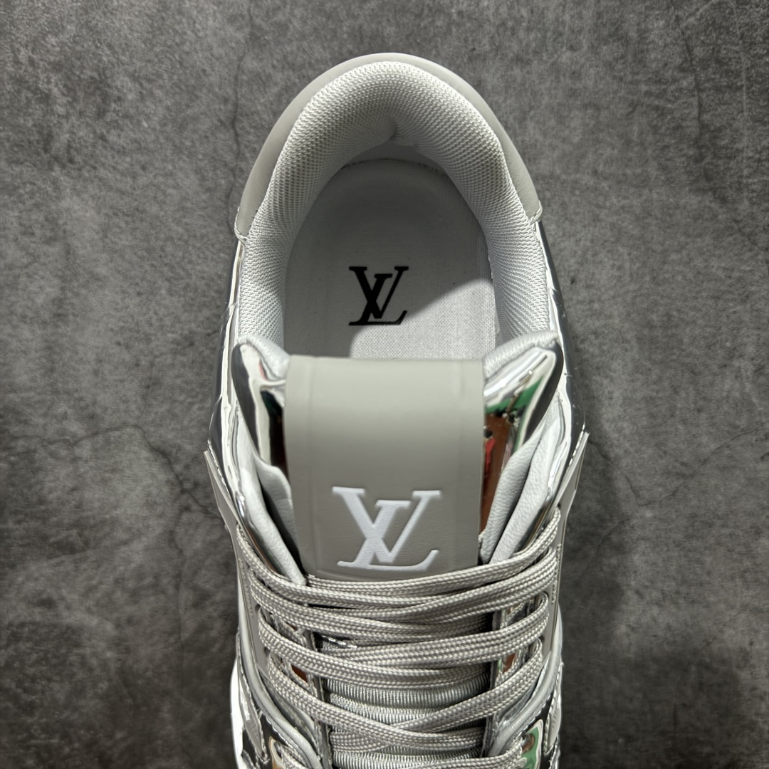 图片[8]-【YS纯原】顶级莞产 LOUIS VUITTON 路易威登 LV Trainer 牛皮革 金属色 ✦ 原楦原纸版开模，鞋型立体饱满 ✦ 零毛边、零溢胶、零线头瑕疵 ✦ 细节与原版一致 区分市面通货 ✦ 多层叠片＋电脑针车，针距密度一致 ✦ Monogram浮雕＋3D高频压纹 ✦ 多密度发泡中底：支撑回弹媲美专柜 ✦ 原装橡胶大底：含胶量高、纹路深、双拼接零偏差 ✦ ZP级原装包装：专柜款鞋盒＋防尘袋＋说明书 尺码：39-45-选品中心