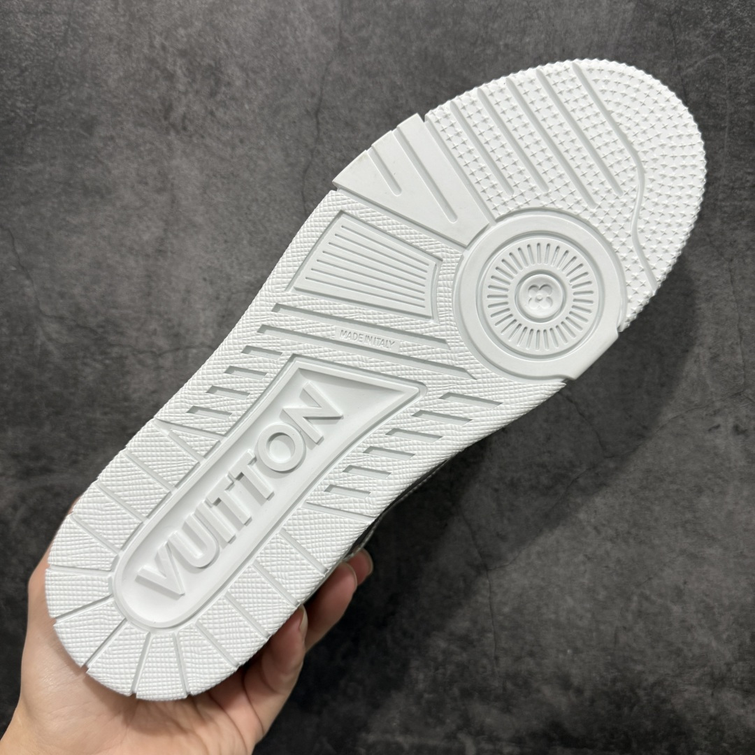 图片[9]-【YS纯原】顶级莞产 LOUIS VUITTON 路易威登 LV Trainer 牛皮革 金属色 ✦ 原楦原纸版开模，鞋型立体饱满 ✦ 零毛边、零溢胶、零线头瑕疵 ✦ 细节与原版一致 区分市面通货 ✦ 多层叠片＋电脑针车，针距密度一致 ✦ Monogram浮雕＋3D高频压纹 ✦ 多密度发泡中底：支撑回弹媲美专柜 ✦ 原装橡胶大底：含胶量高、纹路深、双拼接零偏差 ✦ ZP级原装包装：专柜款鞋盒＋防尘袋＋说明书 尺码：39-45-选品中心