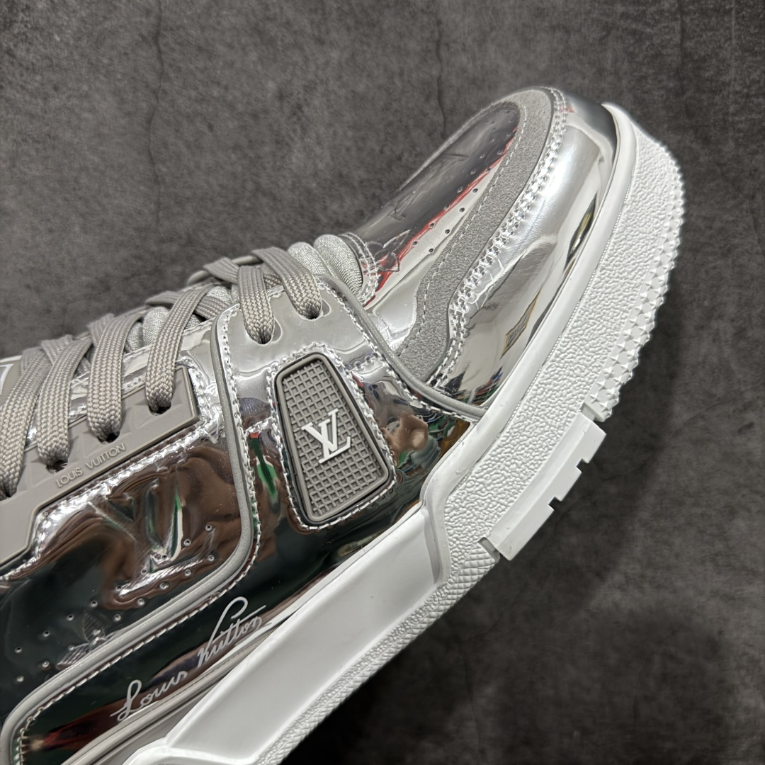 图片[6]-【YS纯原】顶级莞产 LOUIS VUITTON 路易威登 LV Trainer 牛皮革 金属色 ✦ 原楦原纸版开模，鞋型立体饱满 ✦ 零毛边、零溢胶、零线头瑕疵 ✦ 细节与原版一致 区分市面通货 ✦ 多层叠片＋电脑针车，针距密度一致 ✦ Monogram浮雕＋3D高频压纹 ✦ 多密度发泡中底：支撑回弹媲美专柜 ✦ 原装橡胶大底：含胶量高、纹路深、双拼接零偏差 ✦ ZP级原装包装：专柜款鞋盒＋防尘袋＋说明书 尺码：39-45-选品中心