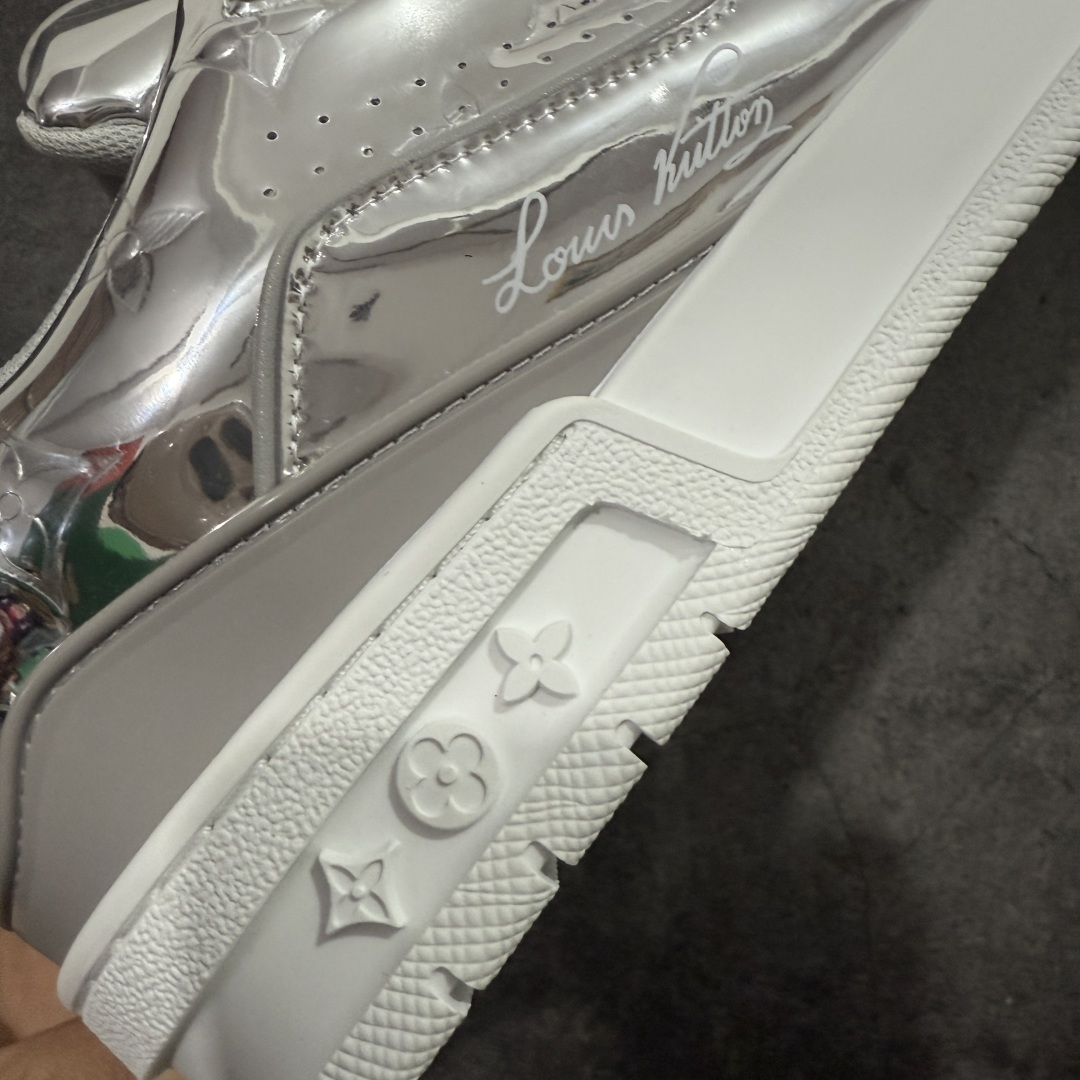 图片[3]-【YS纯原】顶级莞产 LOUIS VUITTON 路易威登 LV Trainer 牛皮革 金属色 ✦ 原楦原纸版开模，鞋型立体饱满 ✦ 零毛边、零溢胶、零线头瑕疵 ✦ 细节与原版一致 区分市面通货 ✦ 多层叠片＋电脑针车，针距密度一致 ✦ Monogram浮雕＋3D高频压纹 ✦ 多密度发泡中底：支撑回弹媲美专柜 ✦ 原装橡胶大底：含胶量高、纹路深、双拼接零偏差 ✦ ZP级原装包装：专柜款鞋盒＋防尘袋＋说明书 尺码：39-45-选品中心