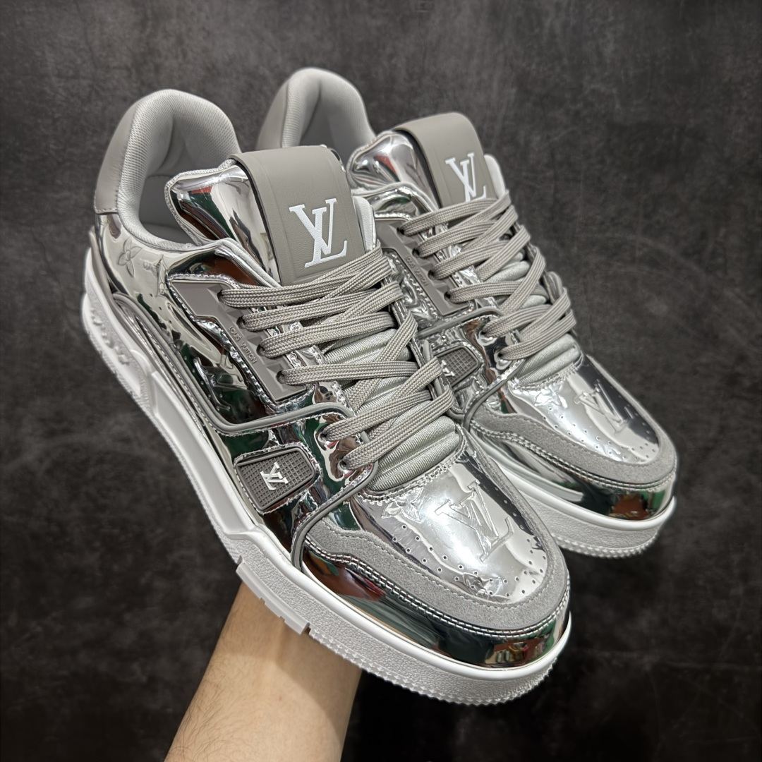 【YS纯原】顶级莞产 LOUIS VUITTON 路易威登 LV Trainer 牛皮革 金属色 ✦ 原楦原纸版开模,鞋型立体饱满 ✦ 零毛边、零溢胶、零线头瑕疵 ✦ 细节与原版一致 区分市面通货 ✦ 多层叠片+电脑针车,针距密度一致 ✦ Monogram浮雕+3D高频压纹 ✦ 多密度发泡中底:支撑回弹媲美专柜 ✦ 原装橡胶大底:含胶量高、纹路深、双拼接零偏差 ✦ ZP级原装包装:专柜款鞋盒+防尘袋+说明书 尺码:39-45-选品中心
