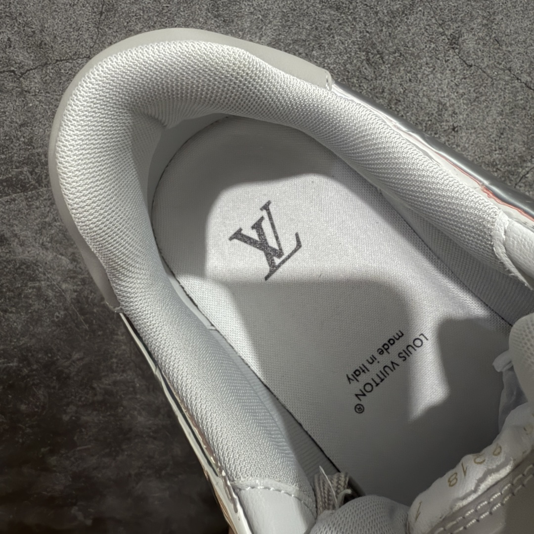 图片[8]-【YS纯原】顶级莞产 LOUIS VUITTON 路易威登 LV Trainer 牛皮革 金属色 ✦ 原楦原纸版开模，鞋型立体饱满 ✦ 零毛边、零溢胶、零线头瑕疵 ✦ 细节与原版一致 区分市面通货 ✦ 多层叠片＋电脑针车，针距密度一致 ✦ Monogram浮雕＋3D高频压纹 ✦ 多密度发泡中底：支撑回弹媲美专柜 ✦ 原装橡胶大底：含胶量高、纹路深、双拼接零偏差 ✦ ZP级原装包装：专柜款鞋盒＋防尘袋＋说明书 尺码：39-45-选品中心