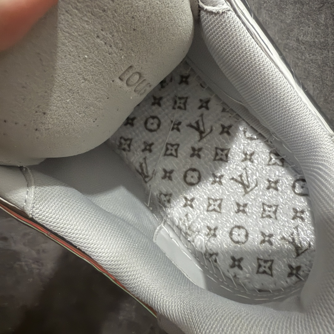 图片[9]-【YS纯原】顶级莞产 LOUIS VUITTON 路易威登 LV Trainer 牛皮革 金属色 ✦ 原楦原纸版开模，鞋型立体饱满 ✦ 零毛边、零溢胶、零线头瑕疵 ✦ 细节与原版一致 区分市面通货 ✦ 多层叠片＋电脑针车，针距密度一致 ✦ Monogram浮雕＋3D高频压纹 ✦ 多密度发泡中底：支撑回弹媲美专柜 ✦ 原装橡胶大底：含胶量高、纹路深、双拼接零偏差 ✦ ZP级原装包装：专柜款鞋盒＋防尘袋＋说明书 尺码：39-45-选品中心