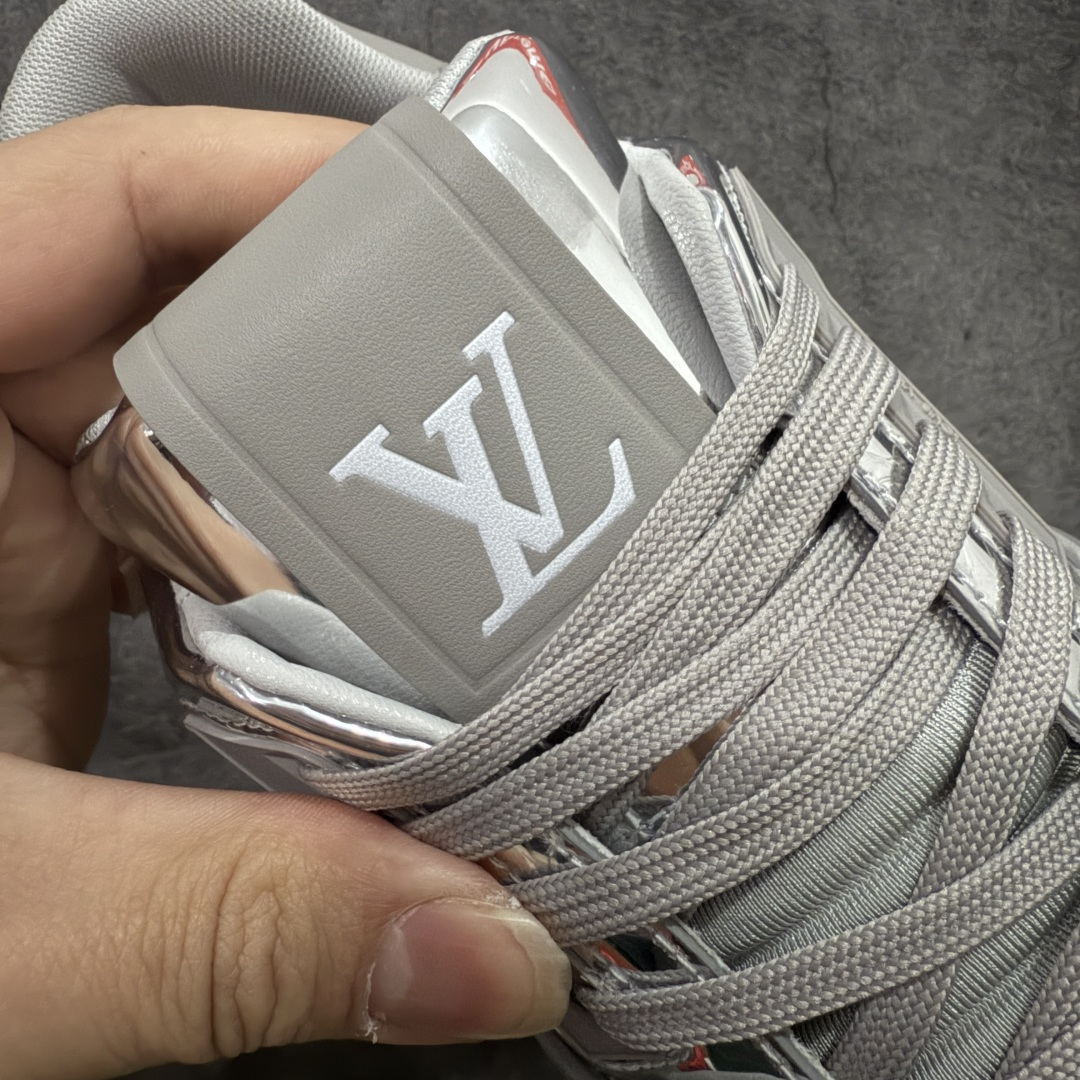 图片[6]-【YS纯原】顶级莞产 LOUIS VUITTON 路易威登 LV Trainer 牛皮革 金属色 ✦ 原楦原纸版开模，鞋型立体饱满 ✦ 零毛边、零溢胶、零线头瑕疵 ✦ 细节与原版一致 区分市面通货 ✦ 多层叠片＋电脑针车，针距密度一致 ✦ Monogram浮雕＋3D高频压纹 ✦ 多密度发泡中底：支撑回弹媲美专柜 ✦ 原装橡胶大底：含胶量高、纹路深、双拼接零偏差 ✦ ZP级原装包装：专柜款鞋盒＋防尘袋＋说明书 尺码：39-45-选品中心
