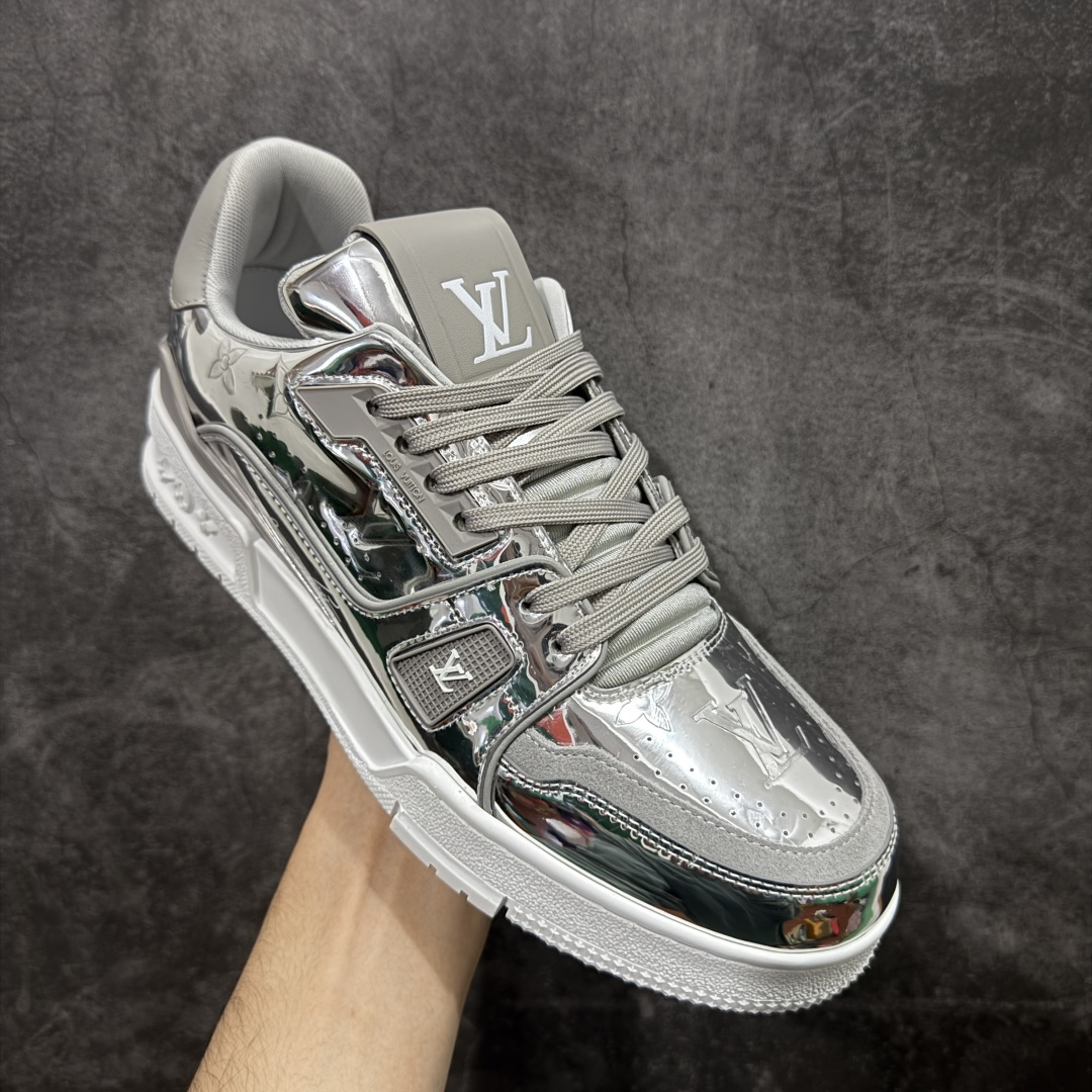 图片[3]-【YS纯原】顶级莞产 LOUIS VUITTON 路易威登 LV Trainer 牛皮革 金属色 ✦ 原楦原纸版开模，鞋型立体饱满 ✦ 零毛边、零溢胶、零线头瑕疵 ✦ 细节与原版一致 区分市面通货 ✦ 多层叠片＋电脑针车，针距密度一致 ✦ Monogram浮雕＋3D高频压纹 ✦ 多密度发泡中底：支撑回弹媲美专柜 ✦ 原装橡胶大底：含胶量高、纹路深、双拼接零偏差 ✦ ZP级原装包装：专柜款鞋盒＋防尘袋＋说明书 尺码：39-45-选品中心