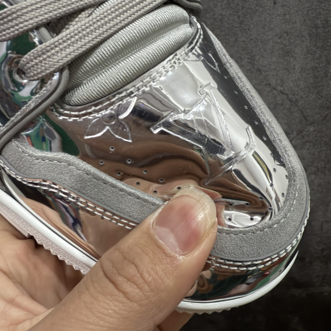 图片[5]-【YS纯原】顶级莞产 LOUIS VUITTON 路易威登 LV Trainer 牛皮革 金属色 ✦ 原楦原纸版开模，鞋型立体饱满 ✦ 零毛边、零溢胶、零线头瑕疵 ✦ 细节与原版一致 区分市面通货 ✦ 多层叠片＋电脑针车，针距密度一致 ✦ Monogram浮雕＋3D高频压纹 ✦ 多密度发泡中底：支撑回弹媲美专柜 ✦ 原装橡胶大底：含胶量高、纹路深、双拼接零偏差 ✦ ZP级原装包装：专柜款鞋盒＋防尘袋＋说明书 尺码：39-45-选品中心