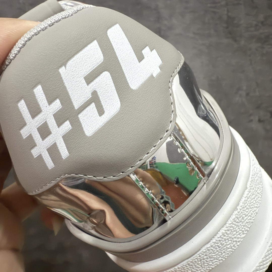 图片[2]-【YS纯原】顶级莞产 LOUIS VUITTON 路易威登 LV Trainer 牛皮革 金属色 ✦ 原楦原纸版开模，鞋型立体饱满 ✦ 零毛边、零溢胶、零线头瑕疵 ✦ 细节与原版一致 区分市面通货 ✦ 多层叠片＋电脑针车，针距密度一致 ✦ Monogram浮雕＋3D高频压纹 ✦ 多密度发泡中底：支撑回弹媲美专柜 ✦ 原装橡胶大底：含胶量高、纹路深、双拼接零偏差 ✦ ZP级原装包装：专柜款鞋盒＋防尘袋＋说明书 尺码：39-45-选品中心