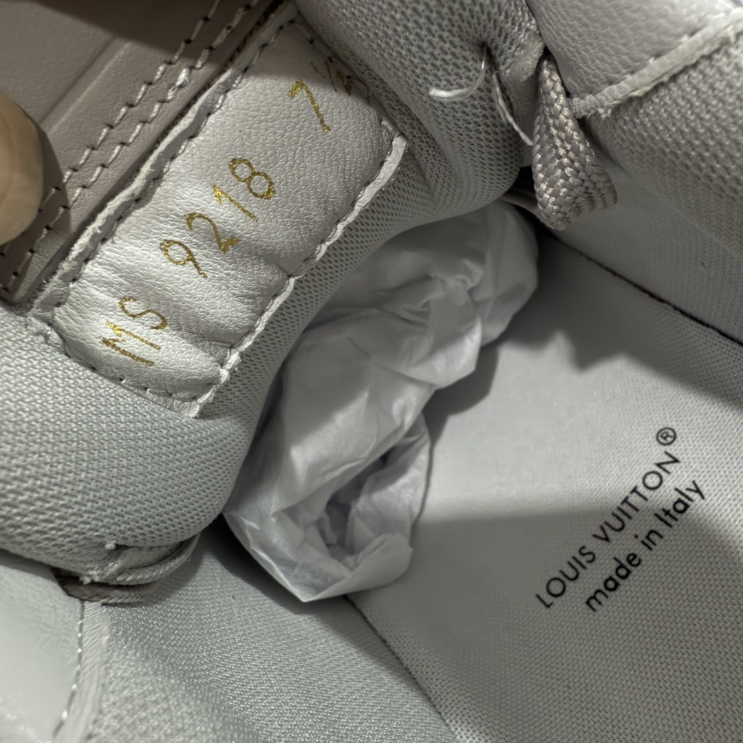 图片[7]-【YS纯原】顶级莞产 LOUIS VUITTON 路易威登 LV Trainer 牛皮革 金属色 ✦ 原楦原纸版开模，鞋型立体饱满 ✦ 零毛边、零溢胶、零线头瑕疵 ✦ 细节与原版一致 区分市面通货 ✦ 多层叠片＋电脑针车，针距密度一致 ✦ Monogram浮雕＋3D高频压纹 ✦ 多密度发泡中底：支撑回弹媲美专柜 ✦ 原装橡胶大底：含胶量高、纹路深、双拼接零偏差 ✦ ZP级原装包装：专柜款鞋盒＋防尘袋＋说明书 尺码：39-45-选品中心