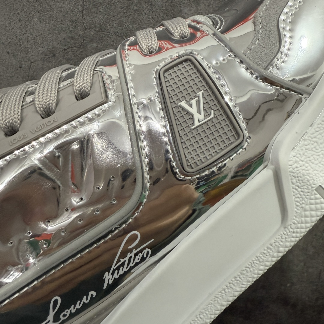 图片[4]-【YS纯原】顶级莞产 LOUIS VUITTON 路易威登 LV Trainer 牛皮革 金属色 ✦ 原楦原纸版开模，鞋型立体饱满 ✦ 零毛边、零溢胶、零线头瑕疵 ✦ 细节与原版一致 区分市面通货 ✦ 多层叠片＋电脑针车，针距密度一致 ✦ Monogram浮雕＋3D高频压纹 ✦ 多密度发泡中底：支撑回弹媲美专柜 ✦ 原装橡胶大底：含胶量高、纹路深、双拼接零偏差 ✦ ZP级原装包装：专柜款鞋盒＋防尘袋＋说明书 尺码：39-45-选品中心