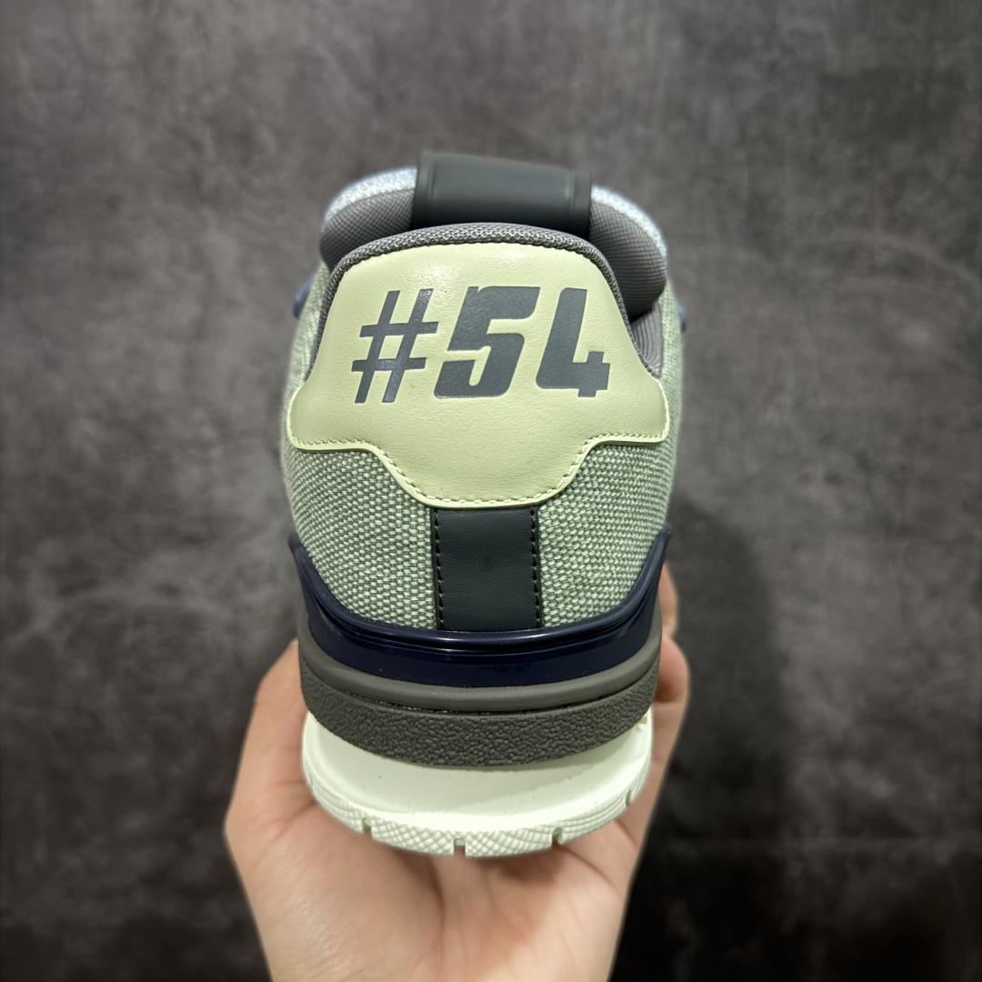 图片[4]-【YS纯原】顶级莞产 LOUIS VUITTON 路易威登 LV Trainer 牛皮革 拼接灰绿 ✦ 原楦原纸版开模，鞋型立体饱满 ✦ 零毛边、零溢胶、零线头瑕疵 ✦ 细节与原版一致 区分市面通货 ✦ 多层叠片＋电脑针车，针距密度一致 ✦ Monogram浮雕＋3D高频压纹 ✦ 多密度发泡中底：支撑回弹媲美专柜 ✦ 原装橡胶大底：含胶量高、纹路深、双拼接零偏差 ✦ ZP级原装包装：专柜款鞋盒＋防尘袋＋说明书 尺码：39-45-选品中心