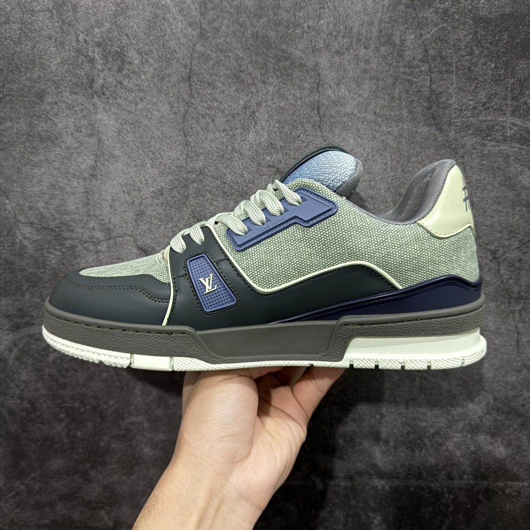 图片[2]-【YS纯原】顶级莞产 LOUIS VUITTON 路易威登 LV Trainer 牛皮革 拼接灰绿 ✦ 原楦原纸版开模，鞋型立体饱满 ✦ 零毛边、零溢胶、零线头瑕疵 ✦ 细节与原版一致 区分市面通货 ✦ 多层叠片＋电脑针车，针距密度一致 ✦ Monogram浮雕＋3D高频压纹 ✦ 多密度发泡中底：支撑回弹媲美专柜 ✦ 原装橡胶大底：含胶量高、纹路深、双拼接零偏差 ✦ ZP级原装包装：专柜款鞋盒＋防尘袋＋说明书 尺码：39-45-选品中心