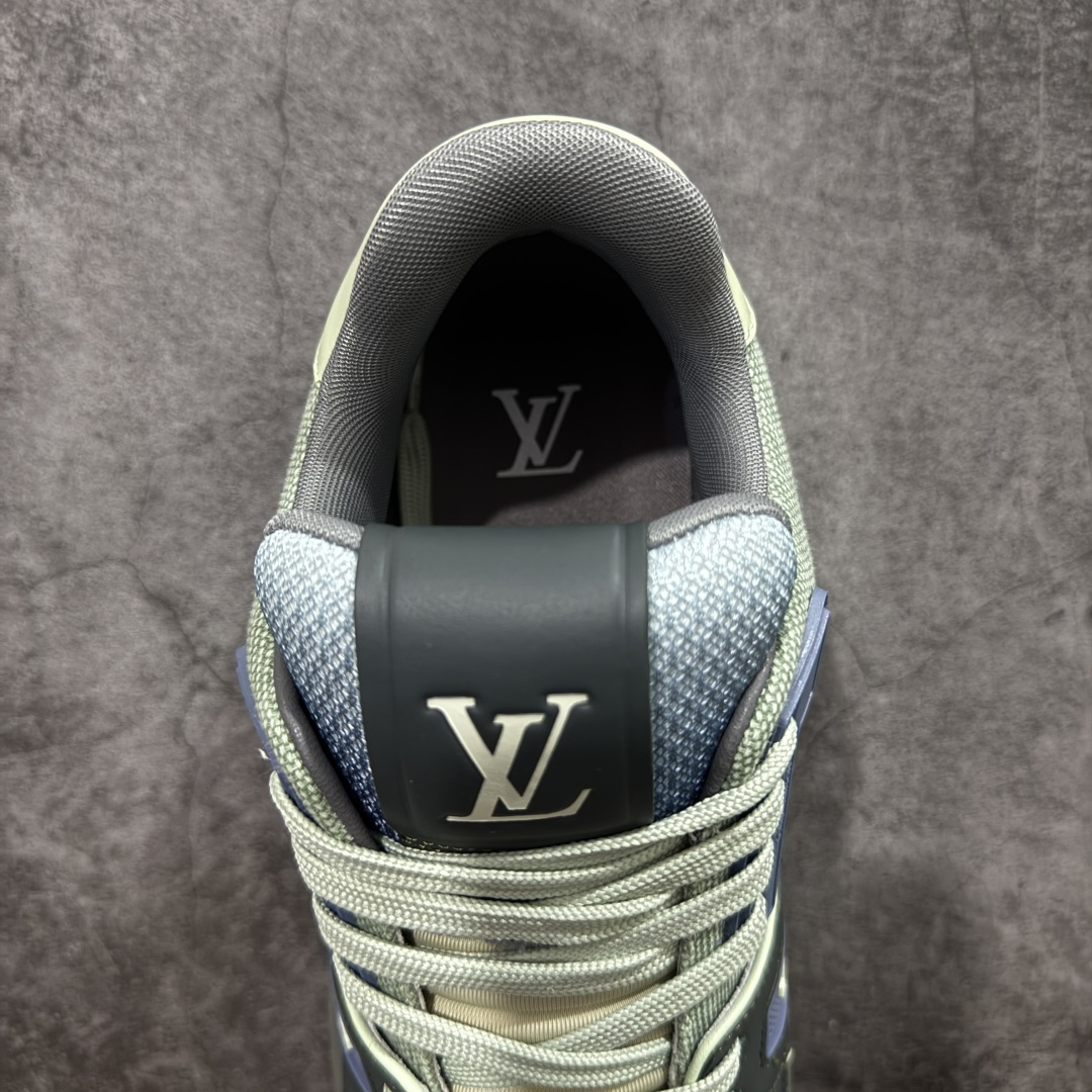 图片[8]-【YS纯原】顶级莞产 LOUIS VUITTON 路易威登 LV Trainer 牛皮革 拼接灰绿 ✦ 原楦原纸版开模，鞋型立体饱满 ✦ 零毛边、零溢胶、零线头瑕疵 ✦ 细节与原版一致 区分市面通货 ✦ 多层叠片＋电脑针车，针距密度一致 ✦ Monogram浮雕＋3D高频压纹 ✦ 多密度发泡中底：支撑回弹媲美专柜 ✦ 原装橡胶大底：含胶量高、纹路深、双拼接零偏差 ✦ ZP级原装包装：专柜款鞋盒＋防尘袋＋说明书 尺码：39-45-选品中心