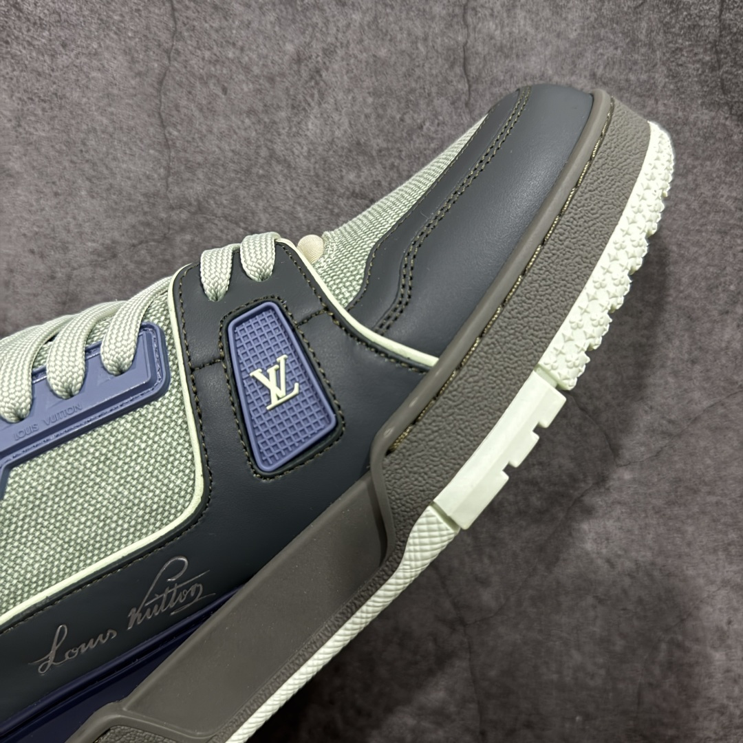 图片[6]-【YS纯原】顶级莞产 LOUIS VUITTON 路易威登 LV Trainer 牛皮革 拼接灰绿 ✦ 原楦原纸版开模，鞋型立体饱满 ✦ 零毛边、零溢胶、零线头瑕疵 ✦ 细节与原版一致 区分市面通货 ✦ 多层叠片＋电脑针车，针距密度一致 ✦ Monogram浮雕＋3D高频压纹 ✦ 多密度发泡中底：支撑回弹媲美专柜 ✦ 原装橡胶大底：含胶量高、纹路深、双拼接零偏差 ✦ ZP级原装包装：专柜款鞋盒＋防尘袋＋说明书 尺码：39-45-选品中心