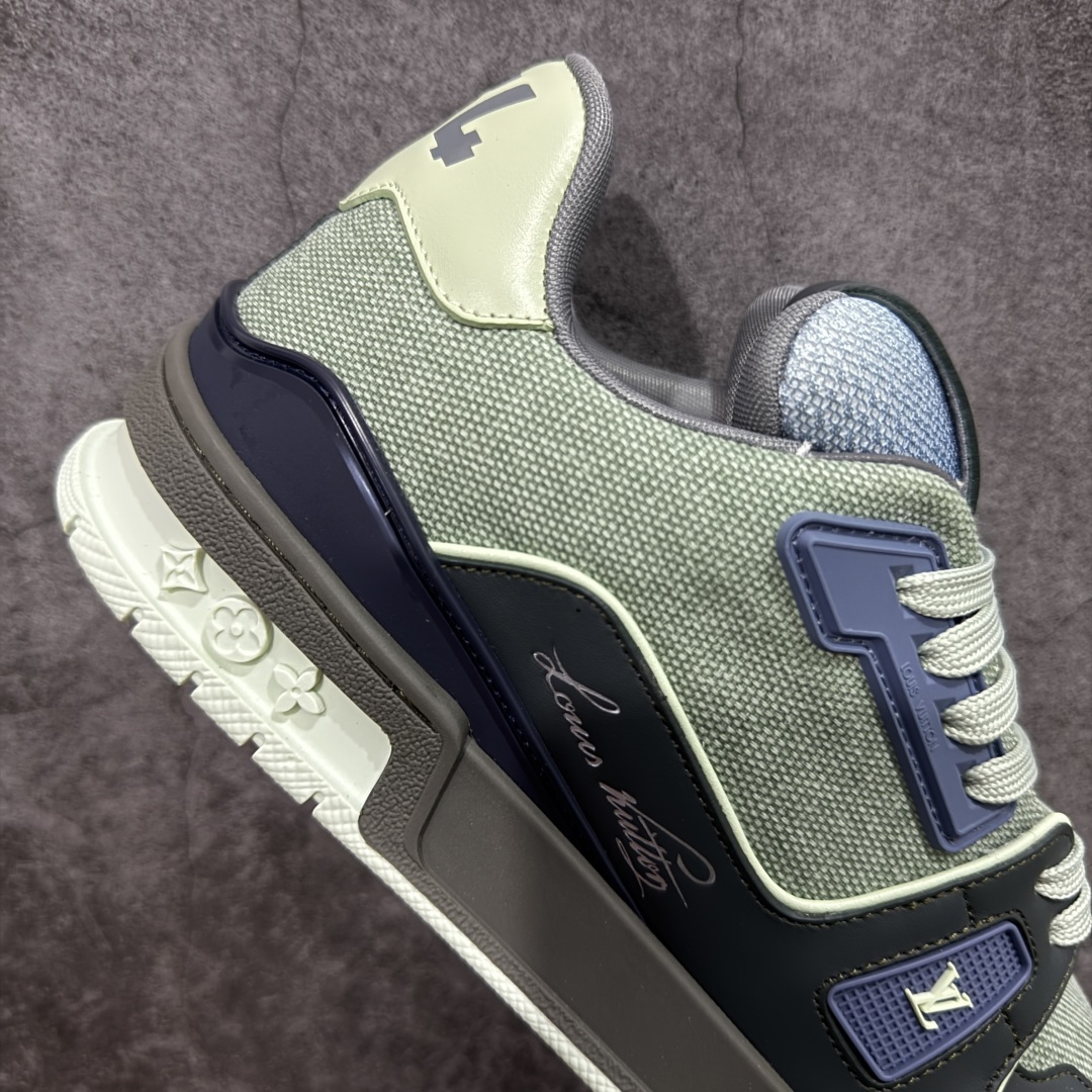 图片[7]-【YS纯原】顶级莞产 LOUIS VUITTON 路易威登 LV Trainer 牛皮革 拼接灰绿 ✦ 原楦原纸版开模，鞋型立体饱满 ✦ 零毛边、零溢胶、零线头瑕疵 ✦ 细节与原版一致 区分市面通货 ✦ 多层叠片＋电脑针车，针距密度一致 ✦ Monogram浮雕＋3D高频压纹 ✦ 多密度发泡中底：支撑回弹媲美专柜 ✦ 原装橡胶大底：含胶量高、纹路深、双拼接零偏差 ✦ ZP级原装包装：专柜款鞋盒＋防尘袋＋说明书 尺码：39-45-选品中心