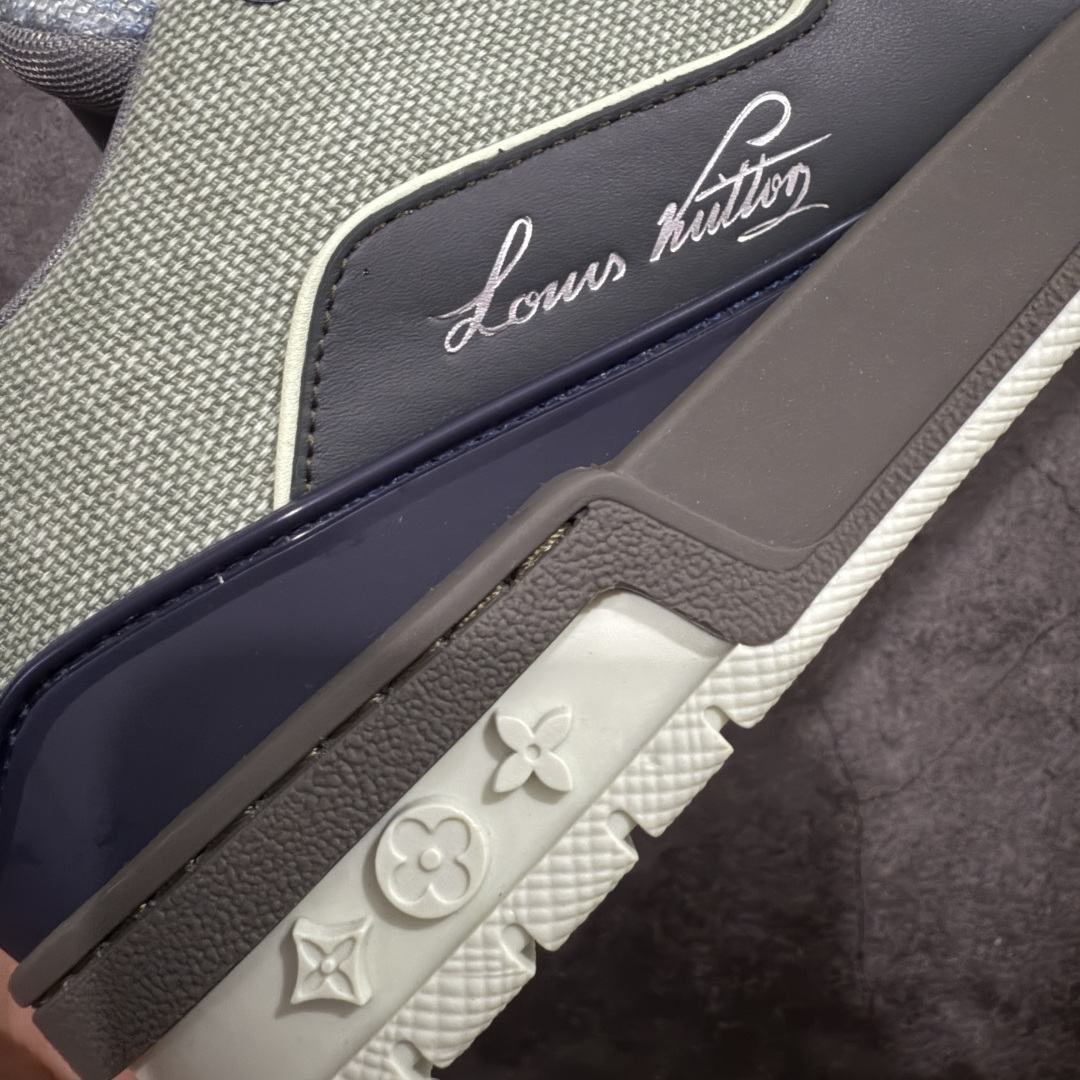 图片[3]-【YS纯原】顶级莞产 LOUIS VUITTON 路易威登 LV Trainer 牛皮革 拼接灰绿 ✦ 原楦原纸版开模，鞋型立体饱满 ✦ 零毛边、零溢胶、零线头瑕疵 ✦ 细节与原版一致 区分市面通货 ✦ 多层叠片＋电脑针车，针距密度一致 ✦ Monogram浮雕＋3D高频压纹 ✦ 多密度发泡中底：支撑回弹媲美专柜 ✦ 原装橡胶大底：含胶量高、纹路深、双拼接零偏差 ✦ ZP级原装包装：专柜款鞋盒＋防尘袋＋说明书 尺码：39-45-选品中心