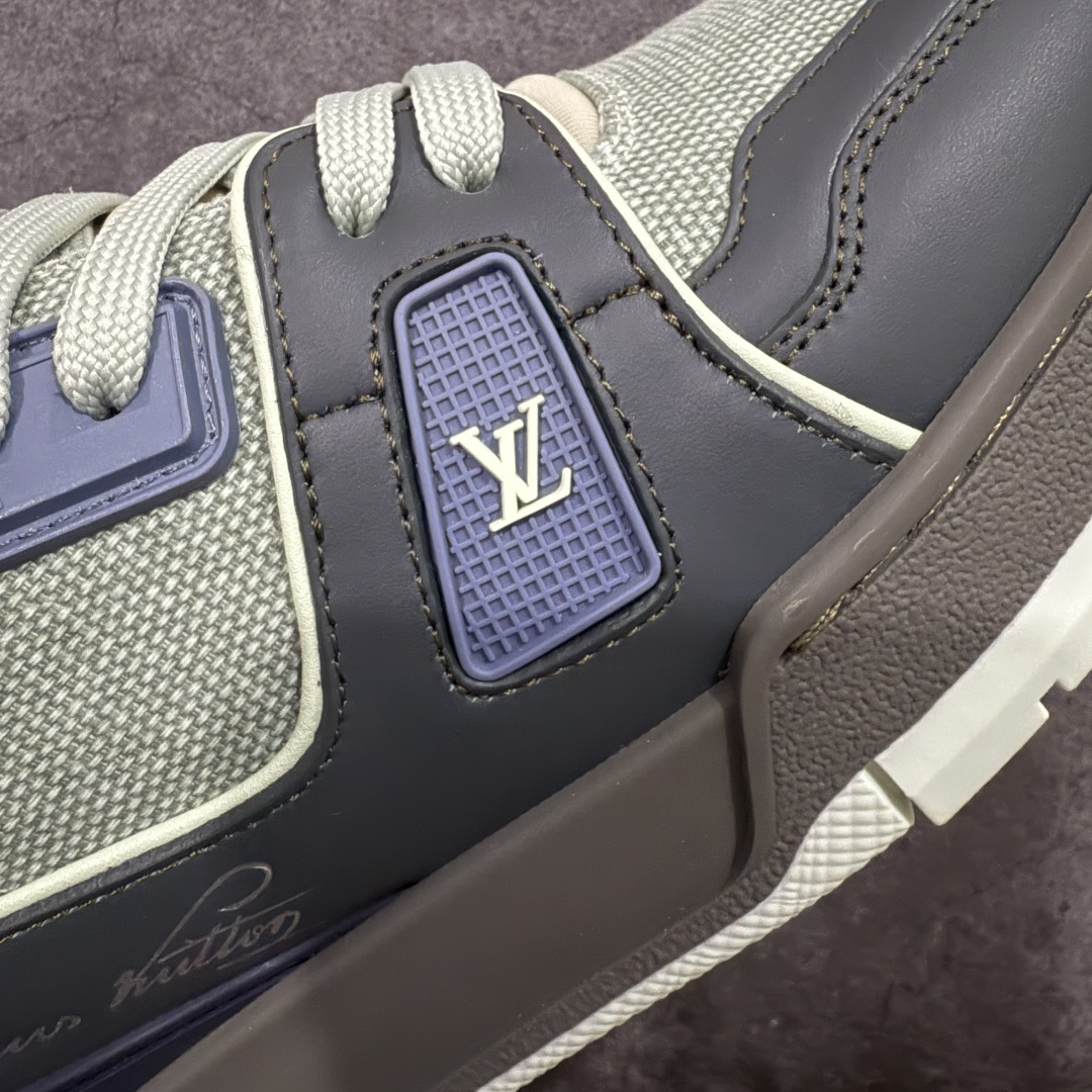 图片[4]-【YS纯原】顶级莞产 LOUIS VUITTON 路易威登 LV Trainer 牛皮革 拼接灰绿 ✦ 原楦原纸版开模，鞋型立体饱满 ✦ 零毛边、零溢胶、零线头瑕疵 ✦ 细节与原版一致 区分市面通货 ✦ 多层叠片＋电脑针车，针距密度一致 ✦ Monogram浮雕＋3D高频压纹 ✦ 多密度发泡中底：支撑回弹媲美专柜 ✦ 原装橡胶大底：含胶量高、纹路深、双拼接零偏差 ✦ ZP级原装包装：专柜款鞋盒＋防尘袋＋说明书 尺码：39-45-选品中心