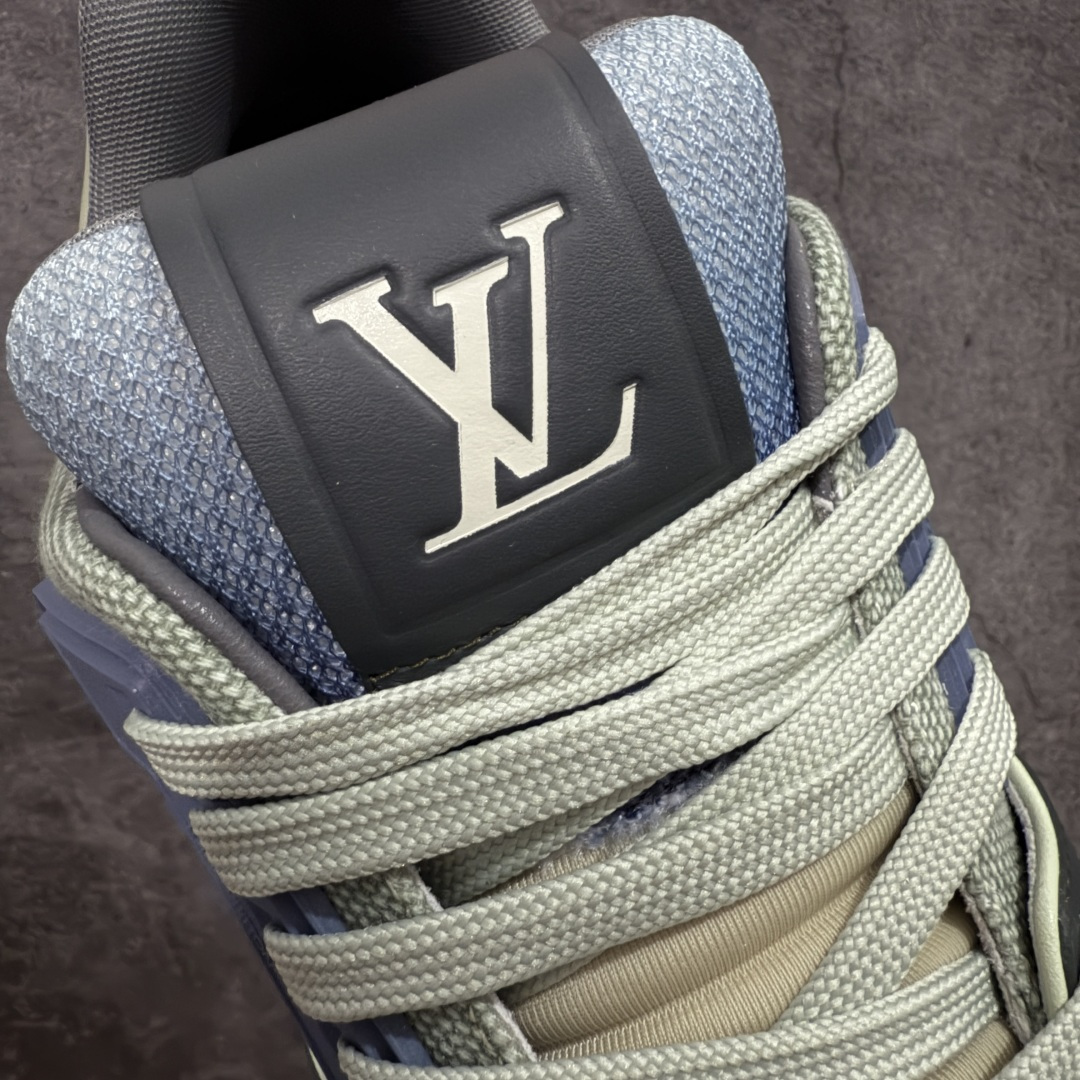 图片[6]-【YS纯原】顶级莞产 LOUIS VUITTON 路易威登 LV Trainer 牛皮革 拼接灰绿 ✦ 原楦原纸版开模，鞋型立体饱满 ✦ 零毛边、零溢胶、零线头瑕疵 ✦ 细节与原版一致 区分市面通货 ✦ 多层叠片＋电脑针车，针距密度一致 ✦ Monogram浮雕＋3D高频压纹 ✦ 多密度发泡中底：支撑回弹媲美专柜 ✦ 原装橡胶大底：含胶量高、纹路深、双拼接零偏差 ✦ ZP级原装包装：专柜款鞋盒＋防尘袋＋说明书 尺码：39-45-选品中心