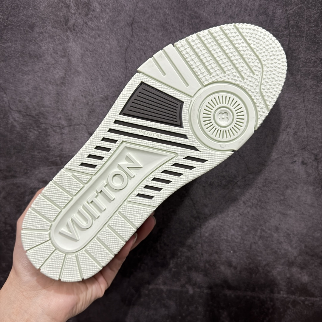 图片[9]-【YS纯原】顶级莞产 LOUIS VUITTON 路易威登 LV Trainer 牛皮革 拼接灰绿 ✦ 原楦原纸版开模，鞋型立体饱满 ✦ 零毛边、零溢胶、零线头瑕疵 ✦ 细节与原版一致 区分市面通货 ✦ 多层叠片＋电脑针车，针距密度一致 ✦ Monogram浮雕＋3D高频压纹 ✦ 多密度发泡中底：支撑回弹媲美专柜 ✦ 原装橡胶大底：含胶量高、纹路深、双拼接零偏差 ✦ ZP级原装包装：专柜款鞋盒＋防尘袋＋说明书 尺码：39-45-选品中心