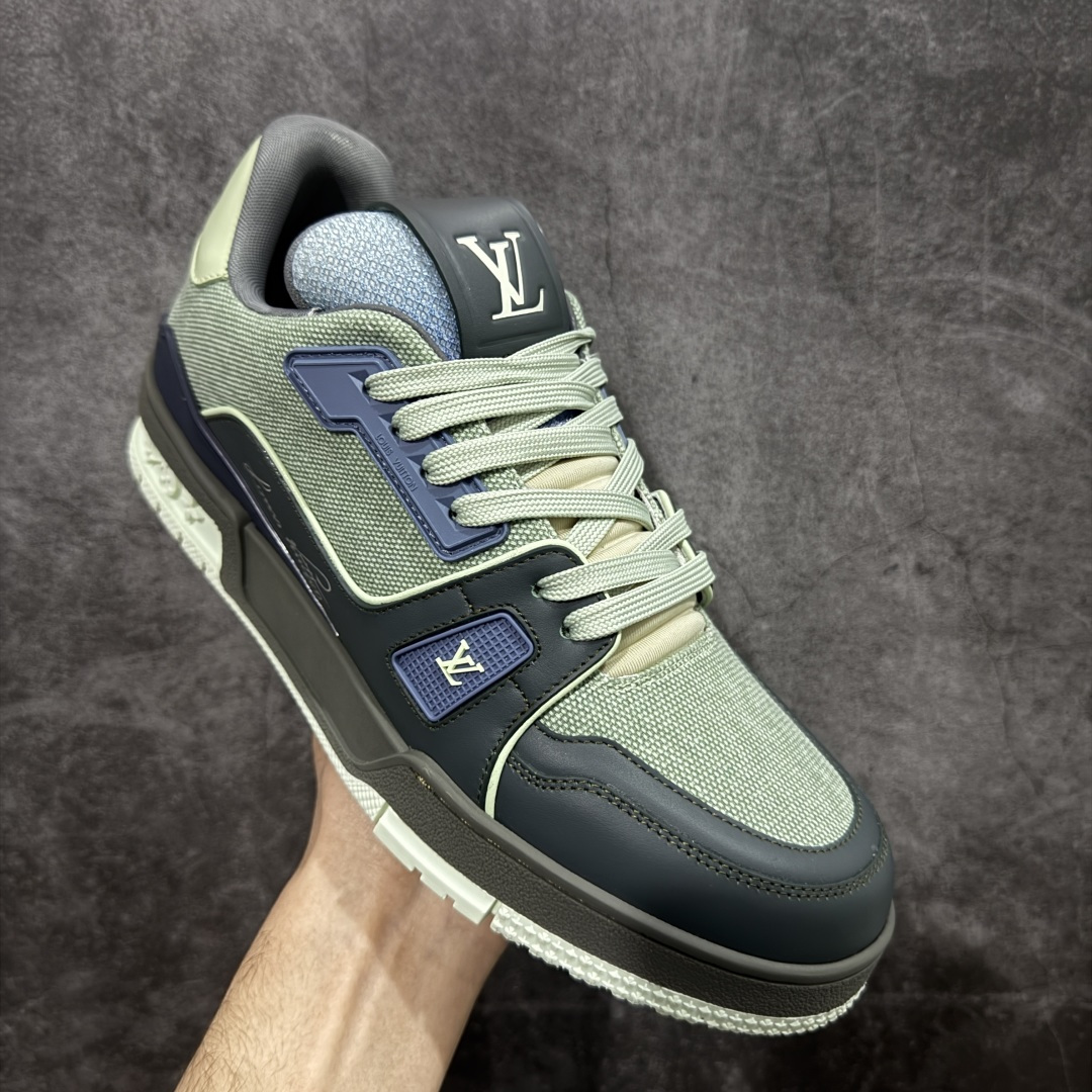 图片[3]-【YS纯原】顶级莞产 LOUIS VUITTON 路易威登 LV Trainer 牛皮革 拼接灰绿 ✦ 原楦原纸版开模，鞋型立体饱满 ✦ 零毛边、零溢胶、零线头瑕疵 ✦ 细节与原版一致 区分市面通货 ✦ 多层叠片＋电脑针车，针距密度一致 ✦ Monogram浮雕＋3D高频压纹 ✦ 多密度发泡中底：支撑回弹媲美专柜 ✦ 原装橡胶大底：含胶量高、纹路深、双拼接零偏差 ✦ ZP级原装包装：专柜款鞋盒＋防尘袋＋说明书 尺码：39-45-选品中心