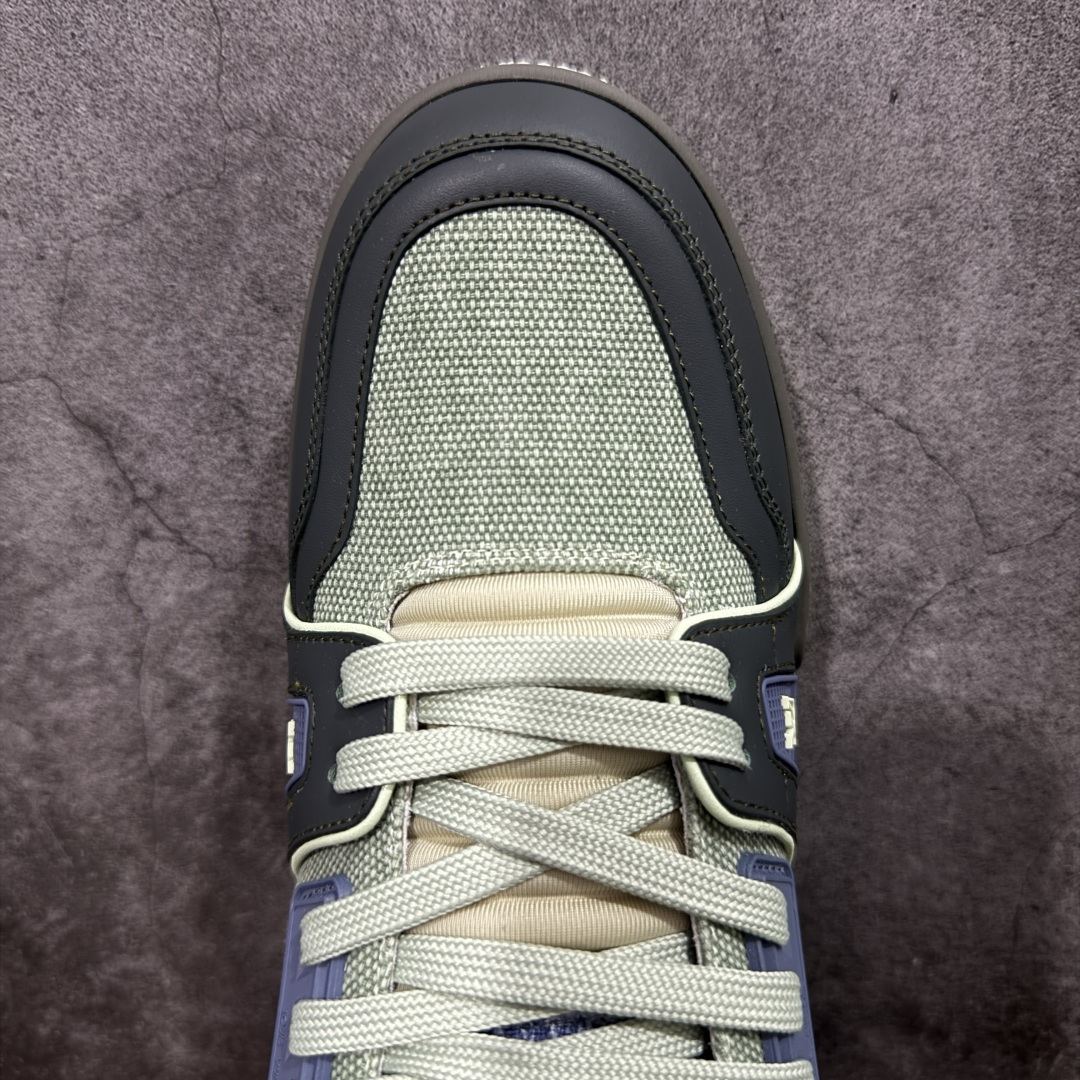 图片[5]-【YS纯原】顶级莞产 LOUIS VUITTON 路易威登 LV Trainer 牛皮革 拼接灰绿 ✦ 原楦原纸版开模，鞋型立体饱满 ✦ 零毛边、零溢胶、零线头瑕疵 ✦ 细节与原版一致 区分市面通货 ✦ 多层叠片＋电脑针车，针距密度一致 ✦ Monogram浮雕＋3D高频压纹 ✦ 多密度发泡中底：支撑回弹媲美专柜 ✦ 原装橡胶大底：含胶量高、纹路深、双拼接零偏差 ✦ ZP级原装包装：专柜款鞋盒＋防尘袋＋说明书 尺码：39-45-选品中心