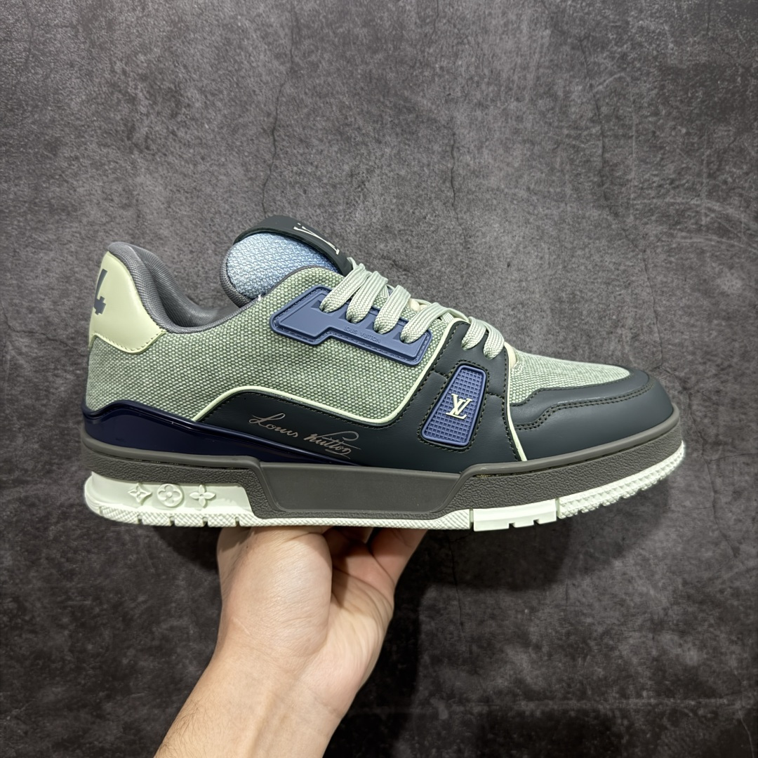 【YS纯原】顶级莞产 LOUIS VUITTON 路易威登 LV Trainer 牛皮革 拼接灰绿 ✦ 原楦原纸版开模,鞋型立体饱满 ✦ 零毛边、零溢胶、零线头瑕疵 ✦ 细节与原版一致 区分市面通货 ✦ 多层叠片+电脑针车,针距密度一致 ✦ Monogram浮雕+3D高频压纹 ✦ 多密度发泡中底:支撑回弹媲美专柜 ✦ 原装橡胶大底:含胶量高、纹路深、双拼接零偏差 ✦ ZP级原装包装:专柜款鞋盒+防尘袋+说明书 尺码:39-45-选品中心