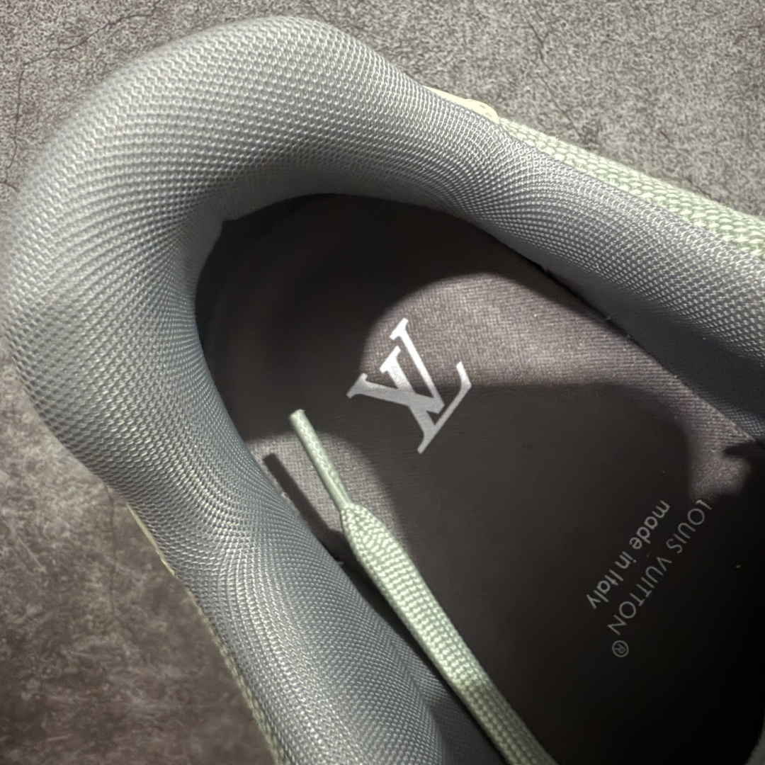 图片[8]-【YS纯原】顶级莞产 LOUIS VUITTON 路易威登 LV Trainer 牛皮革 拼接灰绿 ✦ 原楦原纸版开模，鞋型立体饱满 ✦ 零毛边、零溢胶、零线头瑕疵 ✦ 细节与原版一致 区分市面通货 ✦ 多层叠片＋电脑针车，针距密度一致 ✦ Monogram浮雕＋3D高频压纹 ✦ 多密度发泡中底：支撑回弹媲美专柜 ✦ 原装橡胶大底：含胶量高、纹路深、双拼接零偏差 ✦ ZP级原装包装：专柜款鞋盒＋防尘袋＋说明书 尺码：39-45-选品中心