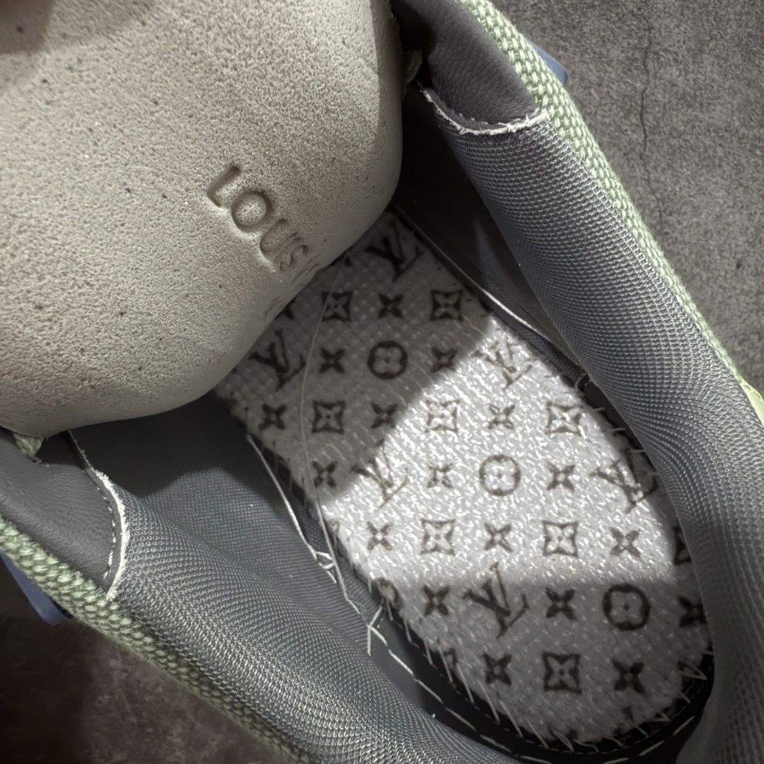 图片[9]-【YS纯原】顶级莞产 LOUIS VUITTON 路易威登 LV Trainer 牛皮革 拼接灰绿 ✦ 原楦原纸版开模，鞋型立体饱满 ✦ 零毛边、零溢胶、零线头瑕疵 ✦ 细节与原版一致 区分市面通货 ✦ 多层叠片＋电脑针车，针距密度一致 ✦ Monogram浮雕＋3D高频压纹 ✦ 多密度发泡中底：支撑回弹媲美专柜 ✦ 原装橡胶大底：含胶量高、纹路深、双拼接零偏差 ✦ ZP级原装包装：专柜款鞋盒＋防尘袋＋说明书 尺码：39-45-选品中心