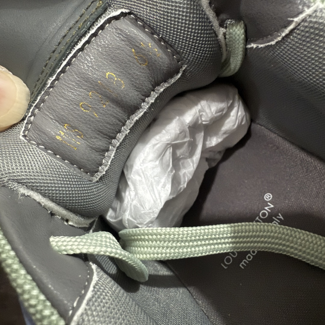 图片[7]-【YS纯原】顶级莞产 LOUIS VUITTON 路易威登 LV Trainer 牛皮革 拼接灰绿 ✦ 原楦原纸版开模，鞋型立体饱满 ✦ 零毛边、零溢胶、零线头瑕疵 ✦ 细节与原版一致 区分市面通货 ✦ 多层叠片＋电脑针车，针距密度一致 ✦ Monogram浮雕＋3D高频压纹 ✦ 多密度发泡中底：支撑回弹媲美专柜 ✦ 原装橡胶大底：含胶量高、纹路深、双拼接零偏差 ✦ ZP级原装包装：专柜款鞋盒＋防尘袋＋说明书 尺码：39-45-选品中心
