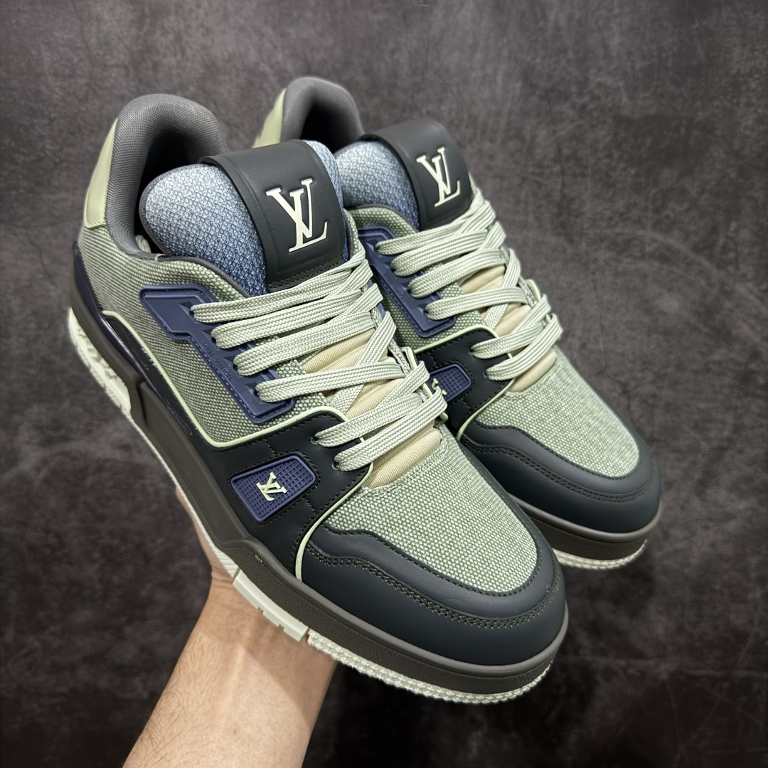 【YS纯原】顶级莞产 LOUIS VUITTON 路易威登 LV Trainer 牛皮革 拼接灰绿 ✦ 原楦原纸版开模,鞋型立体饱满 ✦ 零毛边、零溢胶、零线头瑕疵 ✦ 细节与原版一致 区分市面通货 ✦ 多层叠片+电脑针车,针距密度一致 ✦ Monogram浮雕+3D高频压纹 ✦ 多密度发泡中底:支撑回弹媲美专柜 ✦ 原装橡胶大底:含胶量高、纹路深、双拼接零偏差 ✦ ZP级原装包装:专柜款鞋盒+防尘袋+说明书 尺码:39-45-选品中心