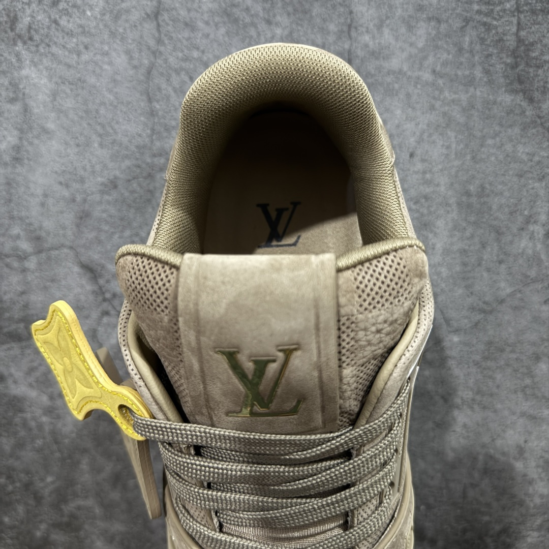 图片[8]-【YS纯原】顶级莞产 LOUIS VUITTON 路易威登 LV Trainer 牛皮革 麂皮灰棕卡其 ✦ 原楦原纸版开模，鞋型立体饱满 ✦ 零毛边、零溢胶、零线头瑕疵 ✦ 细节与原版一致 区分市面通货 ✦ 多层叠片＋电脑针车，针距密度一致 ✦ Monogram浮雕＋3D高频压纹 ✦ 多密度发泡中底：支撑回弹媲美专柜 ✦ 原装橡胶大底：含胶量高、纹路深、双拼接零偏差 ✦ ZP级原装包装：专柜款鞋盒＋防尘袋＋说明书 尺码：39-45-选品中心