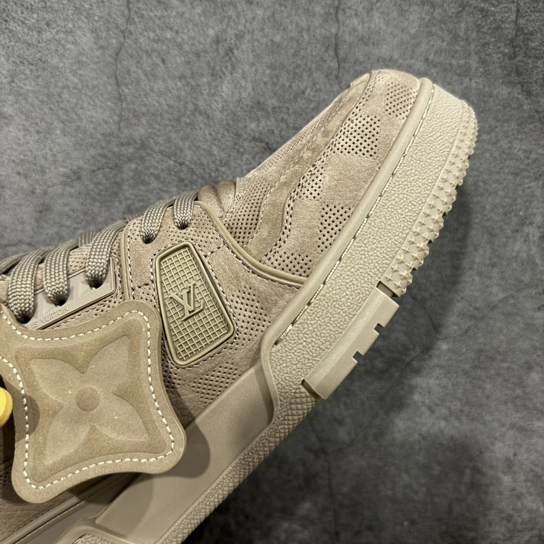 图片[6]-【YS纯原】顶级莞产 LOUIS VUITTON 路易威登 LV Trainer 牛皮革 麂皮灰棕卡其 ✦ 原楦原纸版开模，鞋型立体饱满 ✦ 零毛边、零溢胶、零线头瑕疵 ✦ 细节与原版一致 区分市面通货 ✦ 多层叠片＋电脑针车，针距密度一致 ✦ Monogram浮雕＋3D高频压纹 ✦ 多密度发泡中底：支撑回弹媲美专柜 ✦ 原装橡胶大底：含胶量高、纹路深、双拼接零偏差 ✦ ZP级原装包装：专柜款鞋盒＋防尘袋＋说明书 尺码：39-45-选品中心