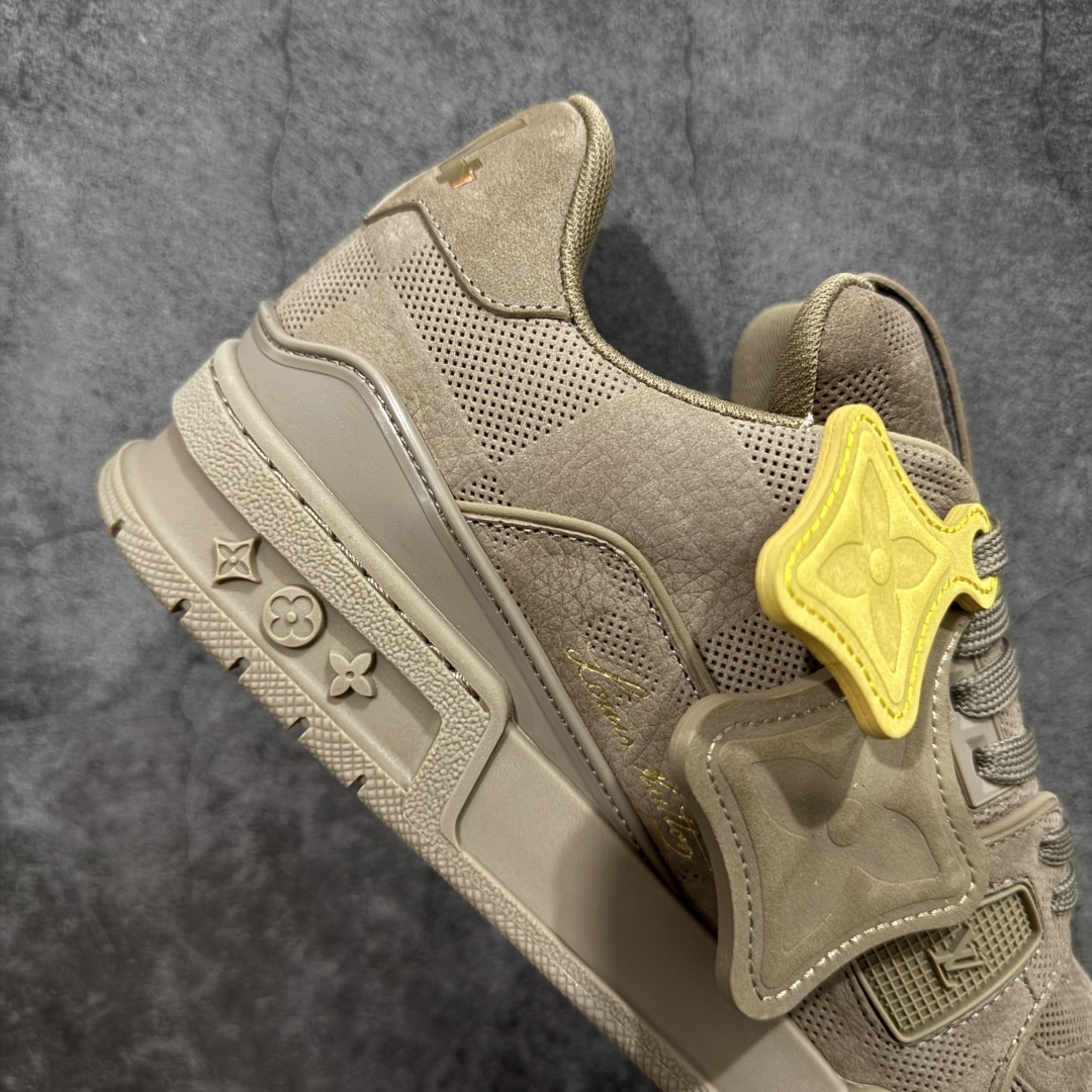 图片[7]-【YS纯原】顶级莞产 LOUIS VUITTON 路易威登 LV Trainer 牛皮革 麂皮灰棕卡其 ✦ 原楦原纸版开模，鞋型立体饱满 ✦ 零毛边、零溢胶、零线头瑕疵 ✦ 细节与原版一致 区分市面通货 ✦ 多层叠片＋电脑针车，针距密度一致 ✦ Monogram浮雕＋3D高频压纹 ✦ 多密度发泡中底：支撑回弹媲美专柜 ✦ 原装橡胶大底：含胶量高、纹路深、双拼接零偏差 ✦ ZP级原装包装：专柜款鞋盒＋防尘袋＋说明书 尺码：39-45-选品中心