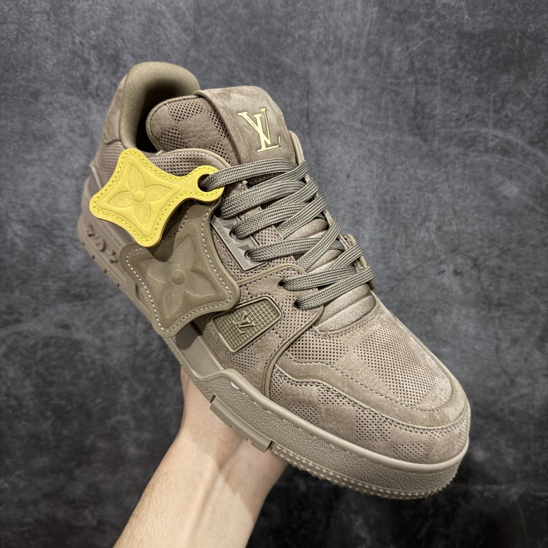 图片[3]-【YS纯原】顶级莞产 LOUIS VUITTON 路易威登 LV Trainer 牛皮革 麂皮灰棕卡其 ✦ 原楦原纸版开模，鞋型立体饱满 ✦ 零毛边、零溢胶、零线头瑕疵 ✦ 细节与原版一致 区分市面通货 ✦ 多层叠片＋电脑针车，针距密度一致 ✦ Monogram浮雕＋3D高频压纹 ✦ 多密度发泡中底：支撑回弹媲美专柜 ✦ 原装橡胶大底：含胶量高、纹路深、双拼接零偏差 ✦ ZP级原装包装：专柜款鞋盒＋防尘袋＋说明书 尺码：39-45-选品中心