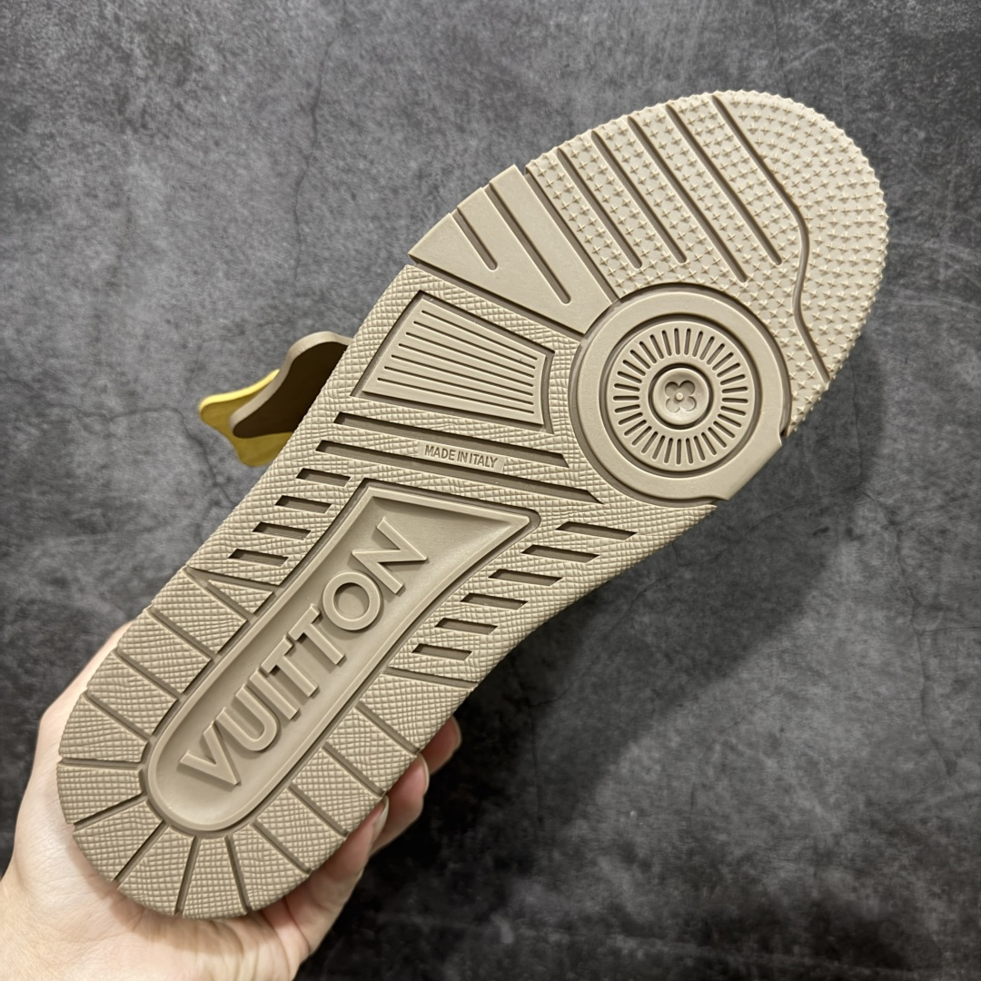 图片[9]-【YS纯原】顶级莞产 LOUIS VUITTON 路易威登 LV Trainer 牛皮革 麂皮灰棕卡其 ✦ 原楦原纸版开模，鞋型立体饱满 ✦ 零毛边、零溢胶、零线头瑕疵 ✦ 细节与原版一致 区分市面通货 ✦ 多层叠片＋电脑针车，针距密度一致 ✦ Monogram浮雕＋3D高频压纹 ✦ 多密度发泡中底：支撑回弹媲美专柜 ✦ 原装橡胶大底：含胶量高、纹路深、双拼接零偏差 ✦ ZP级原装包装：专柜款鞋盒＋防尘袋＋说明书 尺码：39-45-选品中心